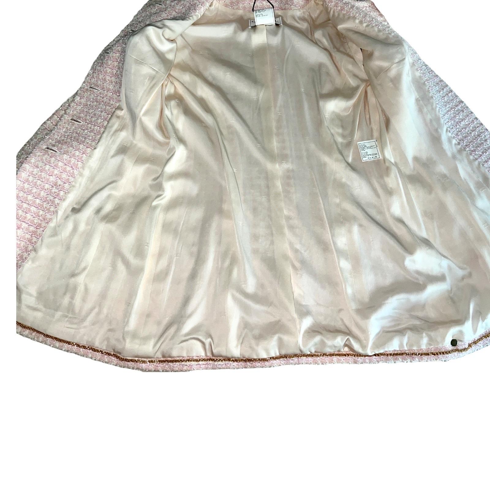Supberbe CHANEL 1997 Pink Lesage Tweed CC Logo Button Jacket Blazer 42 For Sale 4