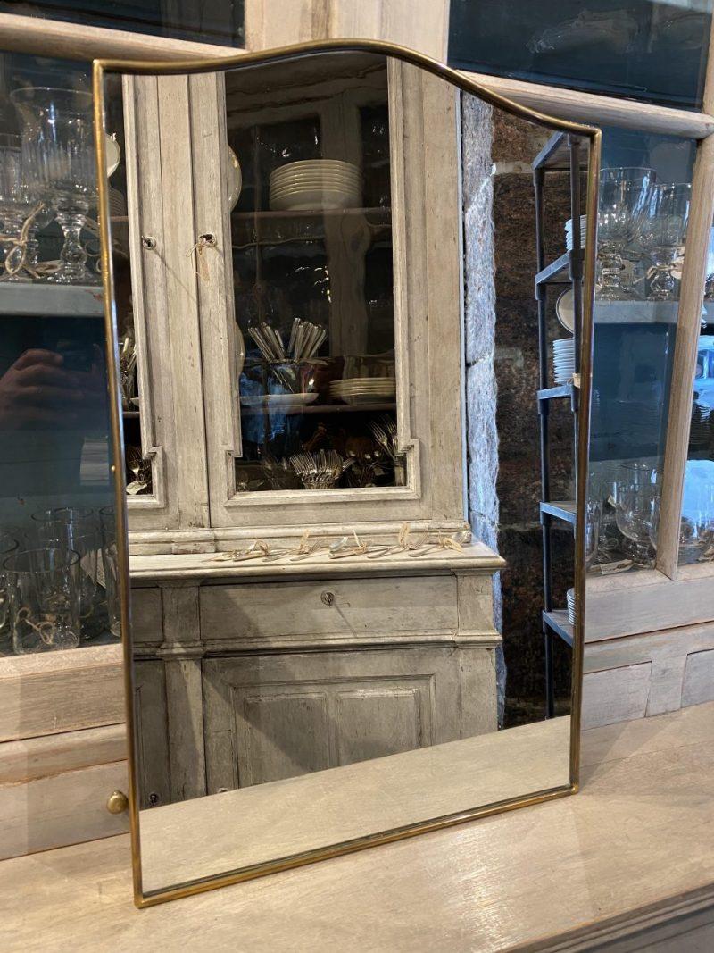 Lovely and super adaptable in the decor Italian midcentury brass mirror. It has a sleek and tight quality brass frame.

Original mirrored glass, and stylistically related to the designer Giò Ponti.

Would look wonderful anywhere in an interior