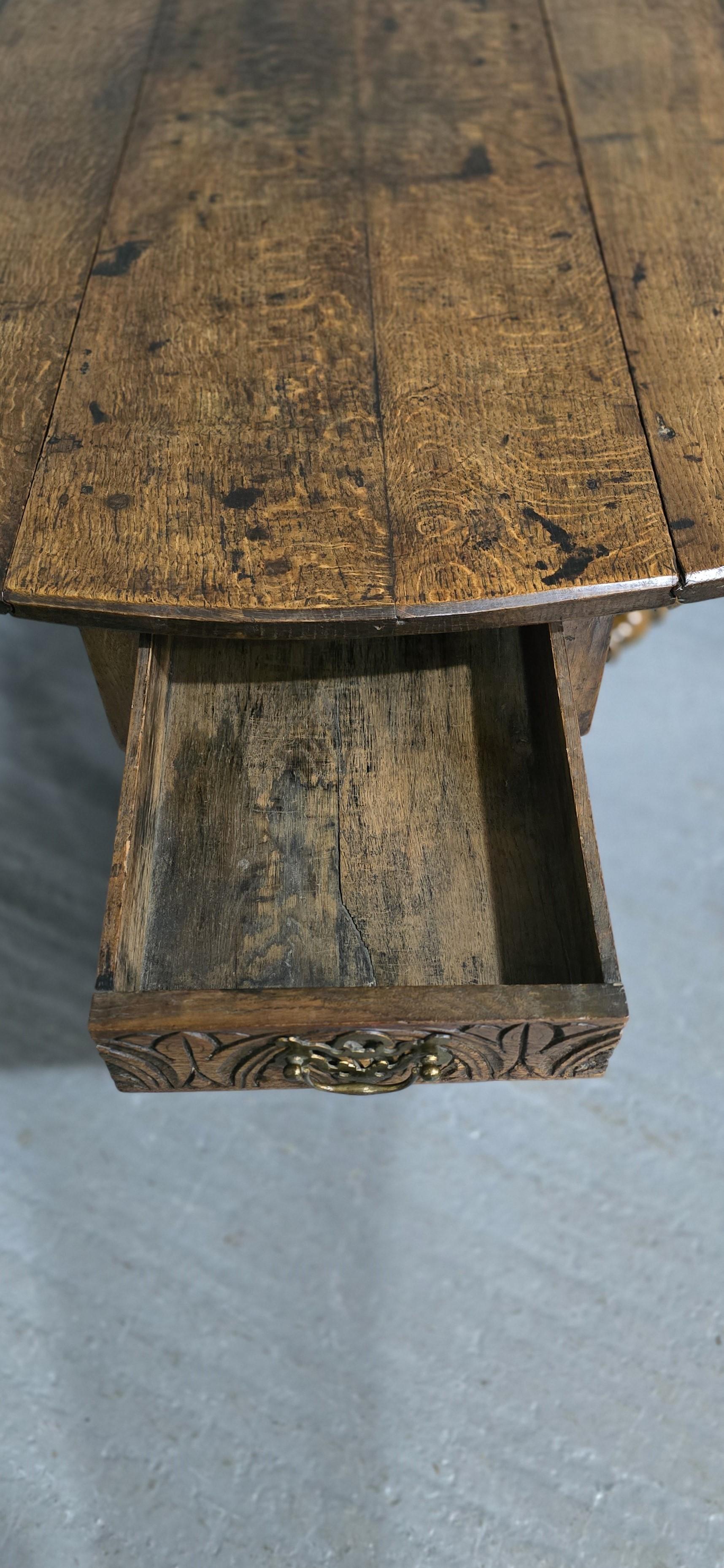 Super table de salle à manger en chêne du XVIIIe siècle à porte-à-faux en vente 4