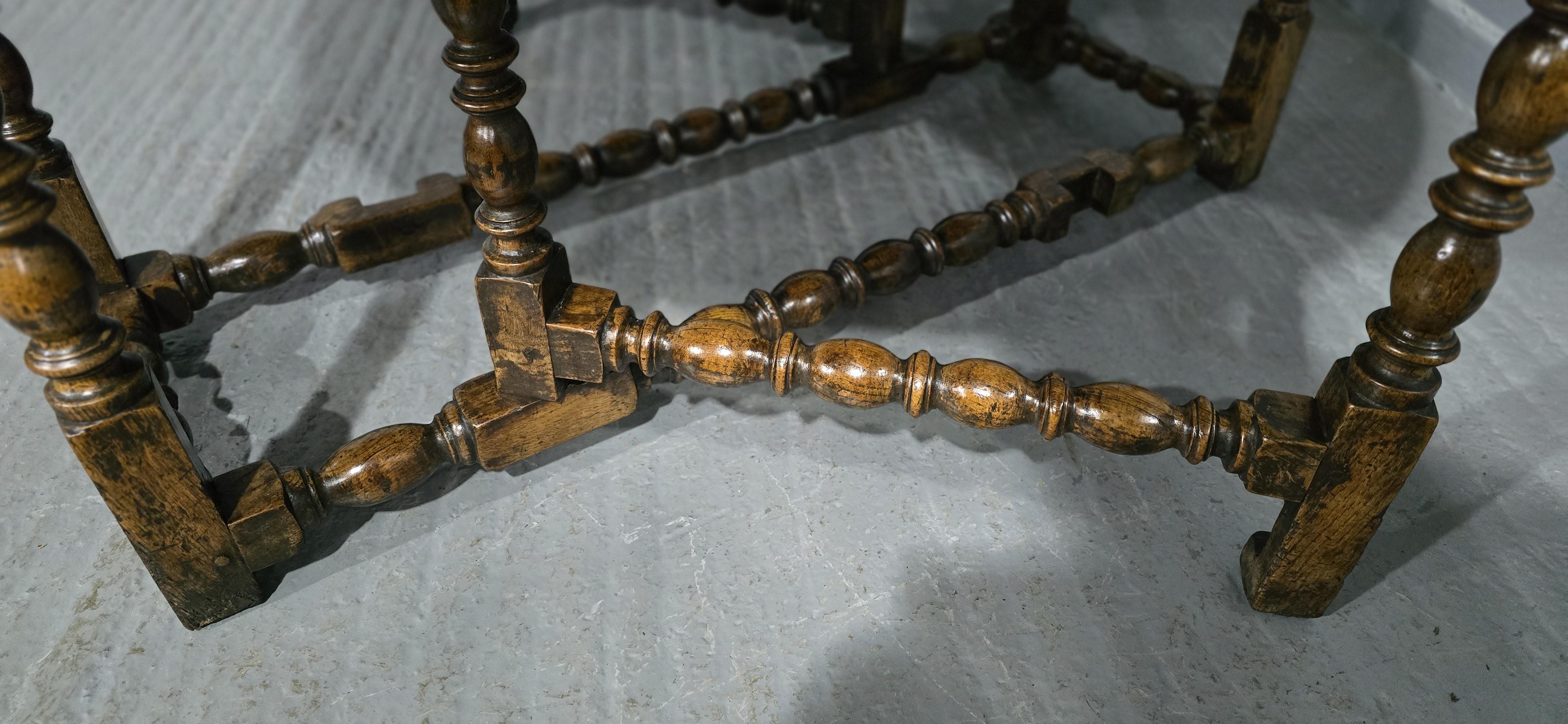 Super table de salle à manger en chêne du XVIIIe siècle à porte-à-faux en vente 7