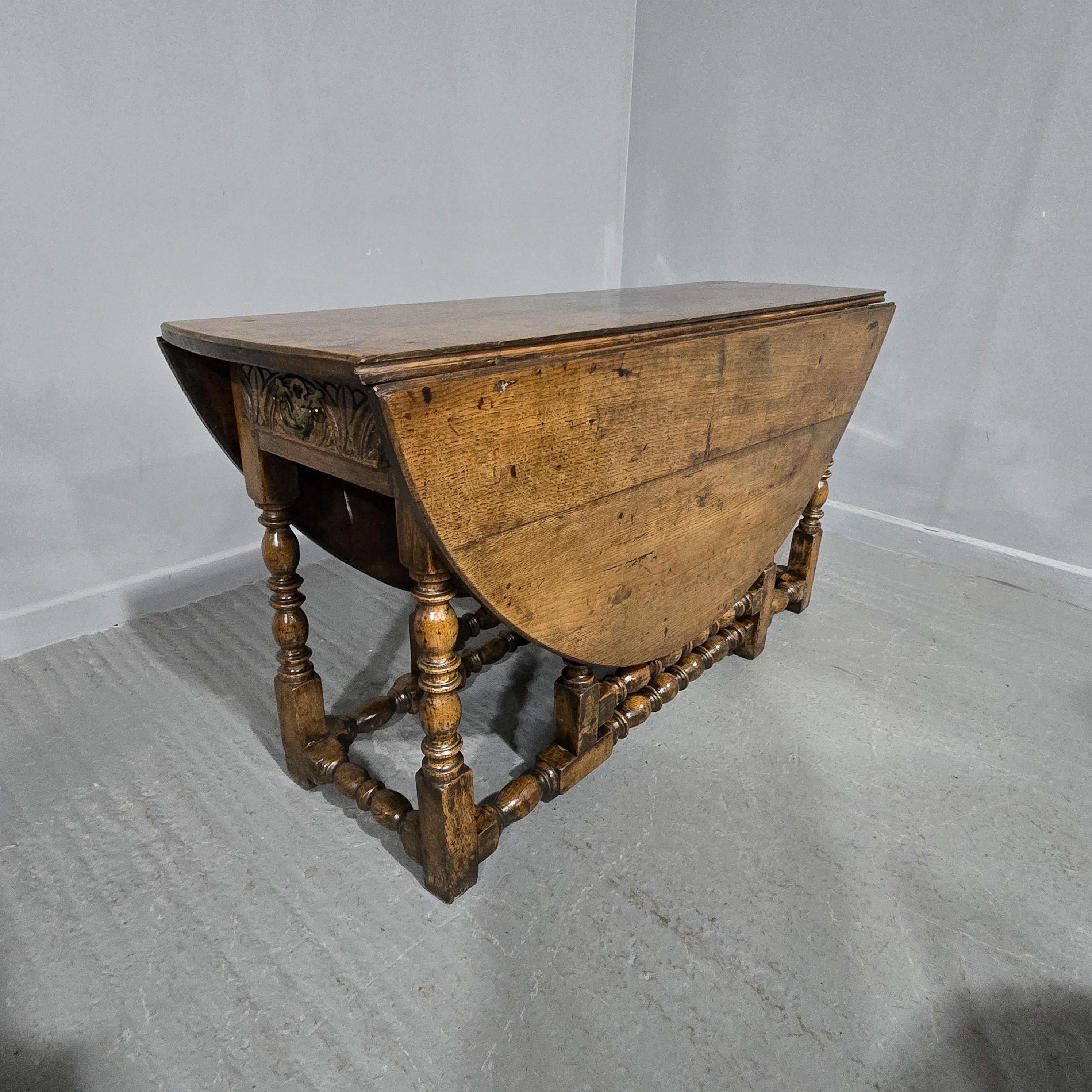 Magnifique table de salle à manger en chêne à feuilles tombantes avec pieds et barrières tournés aux fuseaux. Superbe couleur et état, un seul tiroir à l'extrémité.

Hauteur de 29 pouces
Milieu 16