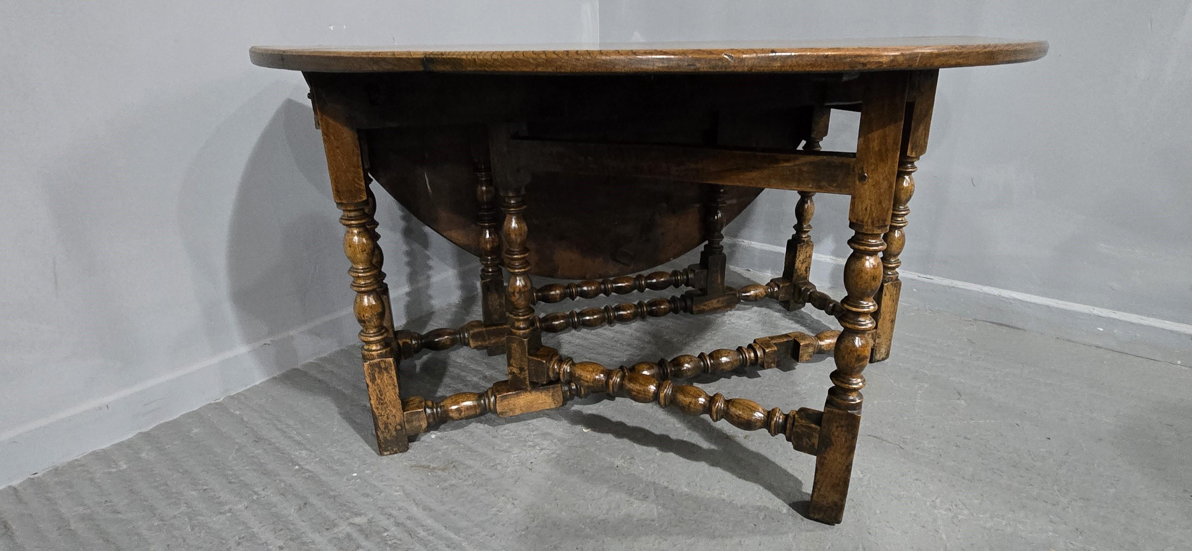 Anglais Super table de salle à manger en chêne du XVIIIe siècle à porte-à-faux en vente