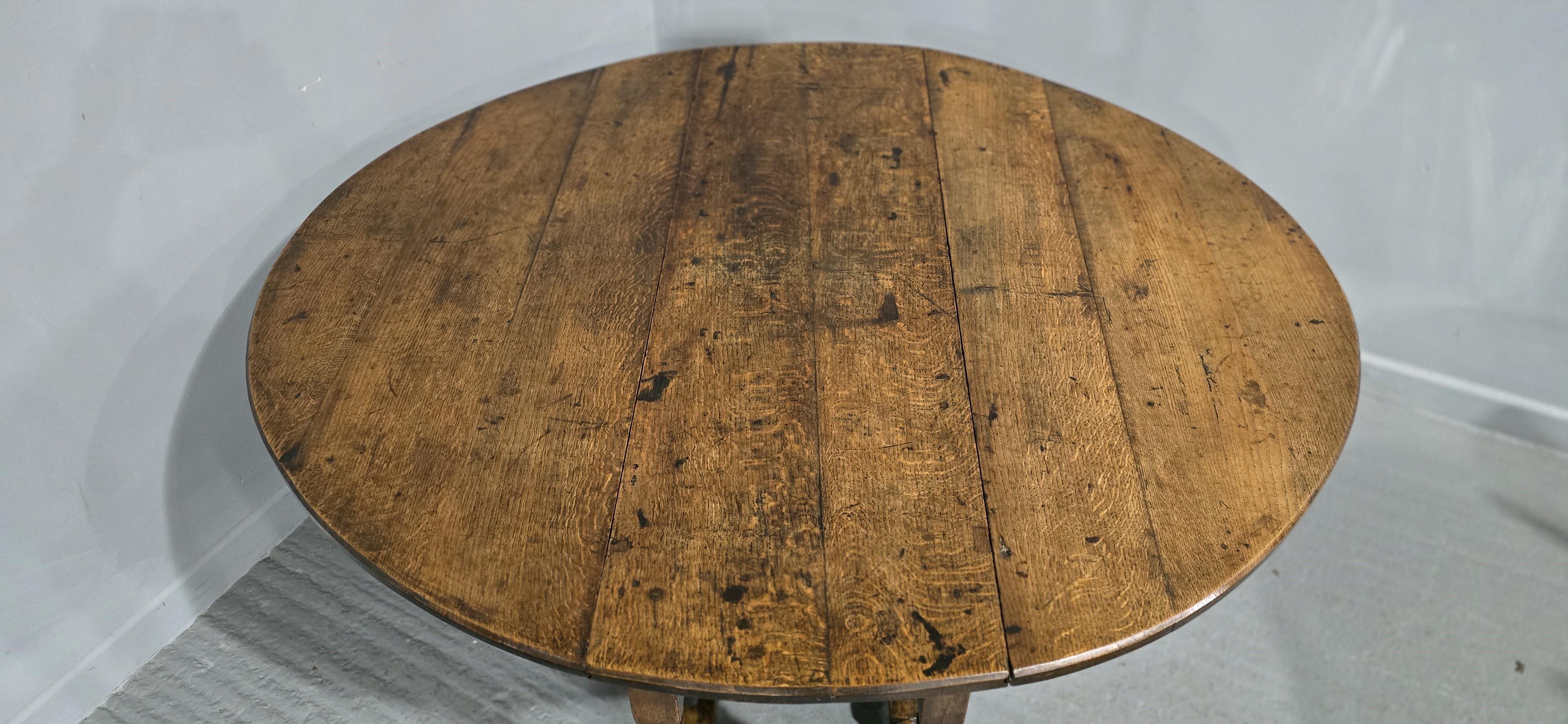 Super table de salle à manger en chêne du XVIIIe siècle à porte-à-faux en vente 1