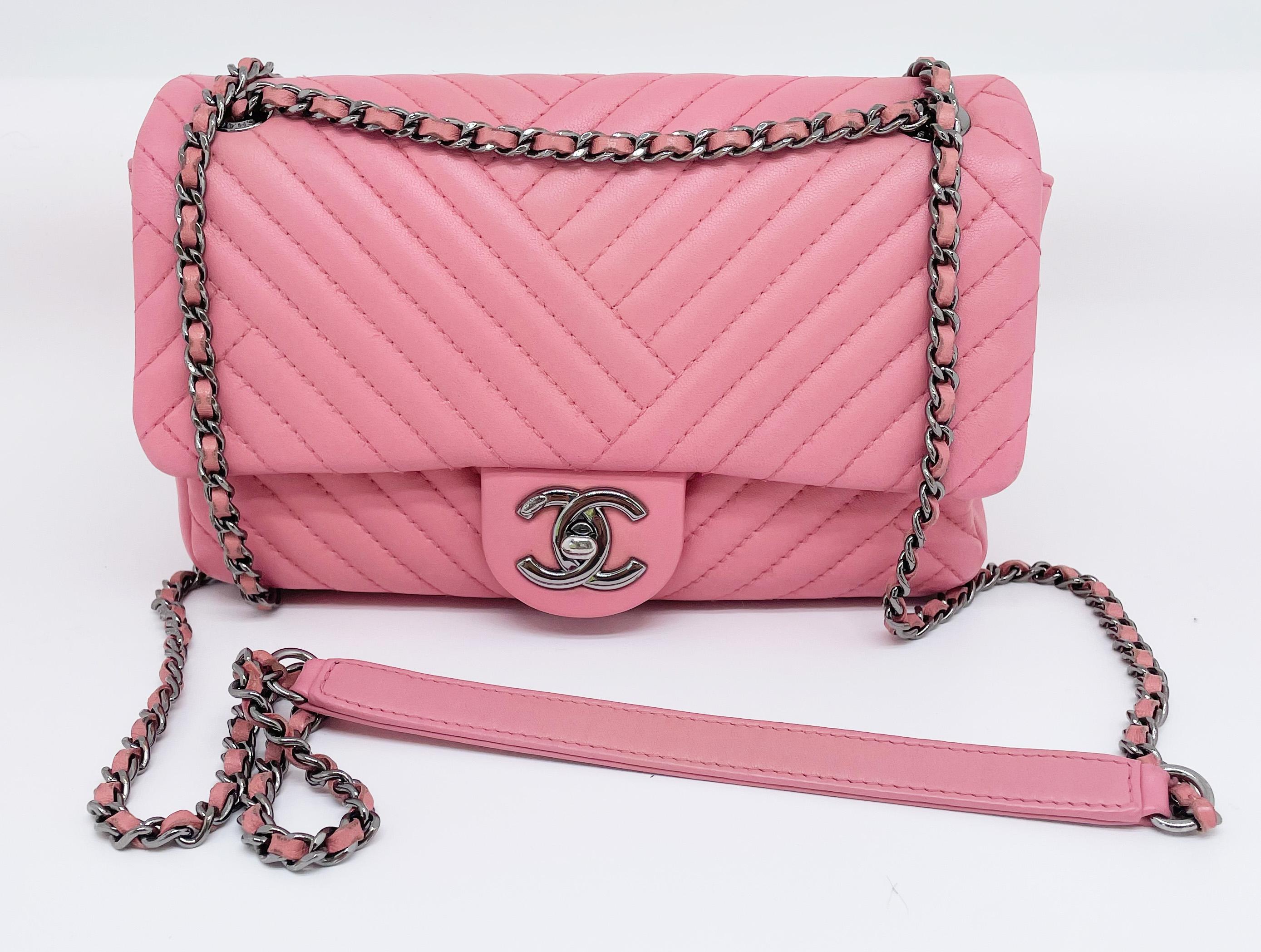 Super Chanel Timeless bag in lambskin with asymmetrical Chevron stitching patterns, barbie pink crumpled Chevron flap
Silver metal jewelry, Single flap opening
interwoven leather shoulder strap that can be worn double on the shoulder or single