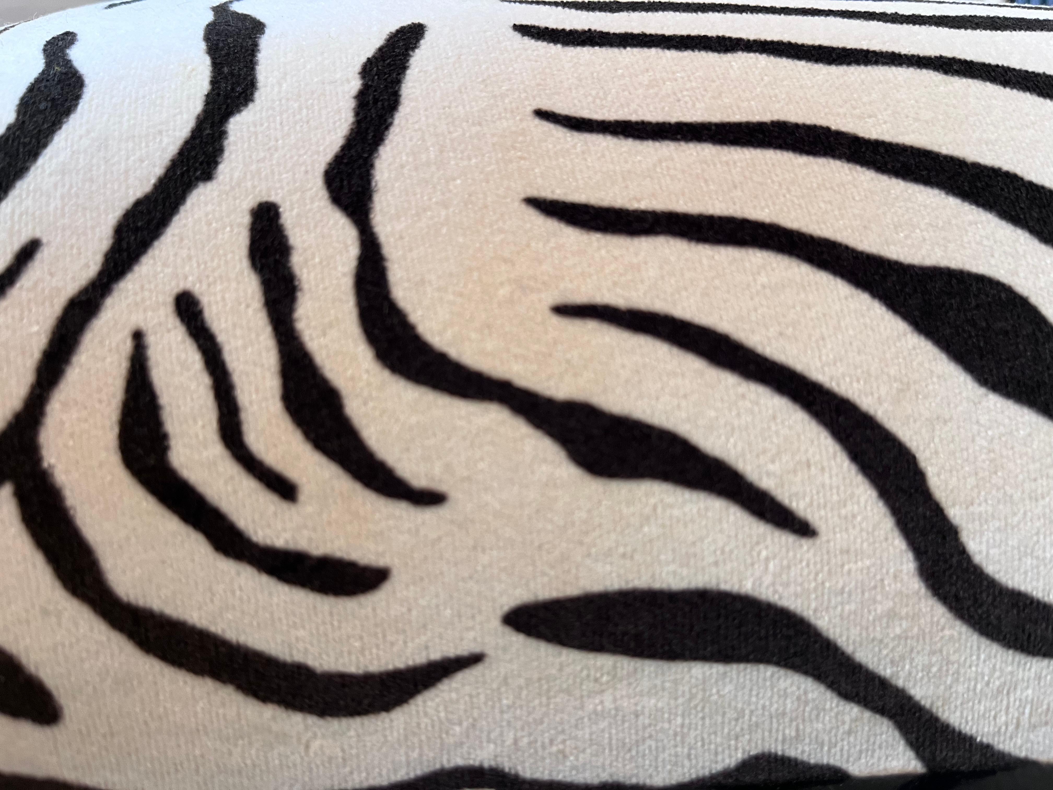 Coppia super chic di poltrone Zebra in velluto nero lucido e cotone in vendita 3