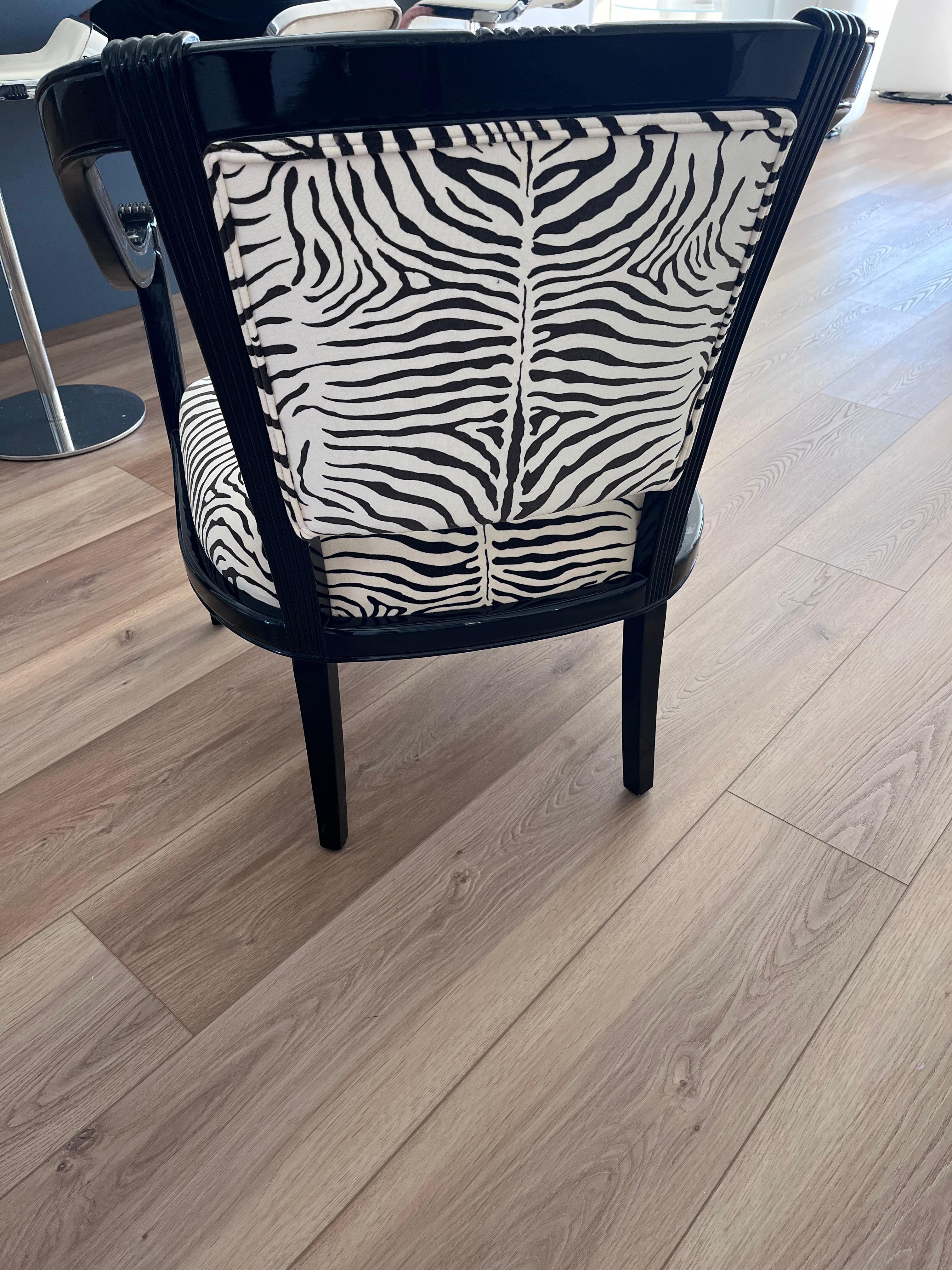 Coppia super chic di poltrone Zebra in velluto nero lucido e cotone in vendita 5