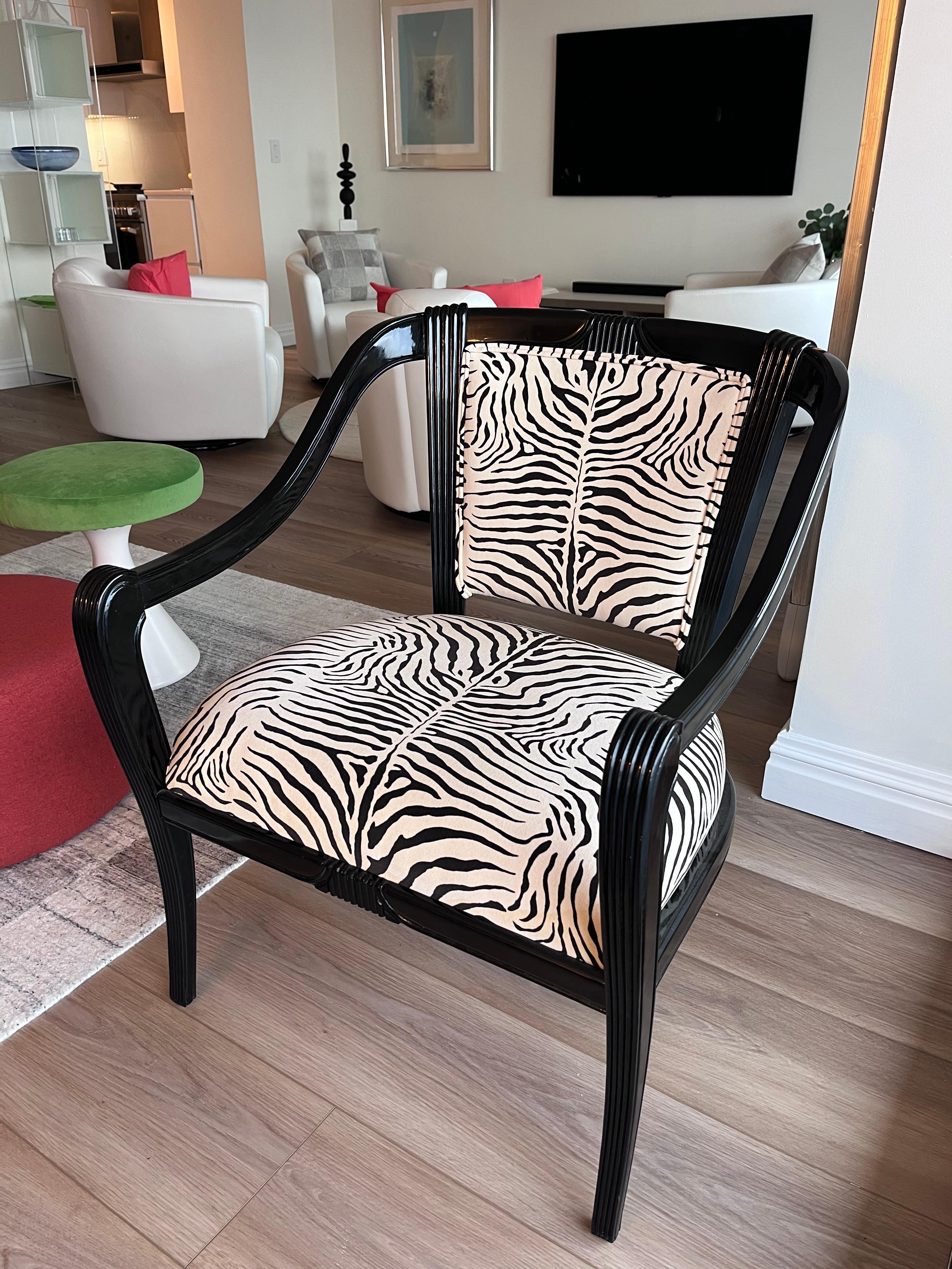 Hollywood Regency Coppia super chic di poltrone Zebra in velluto nero lucido e cotone in vendita