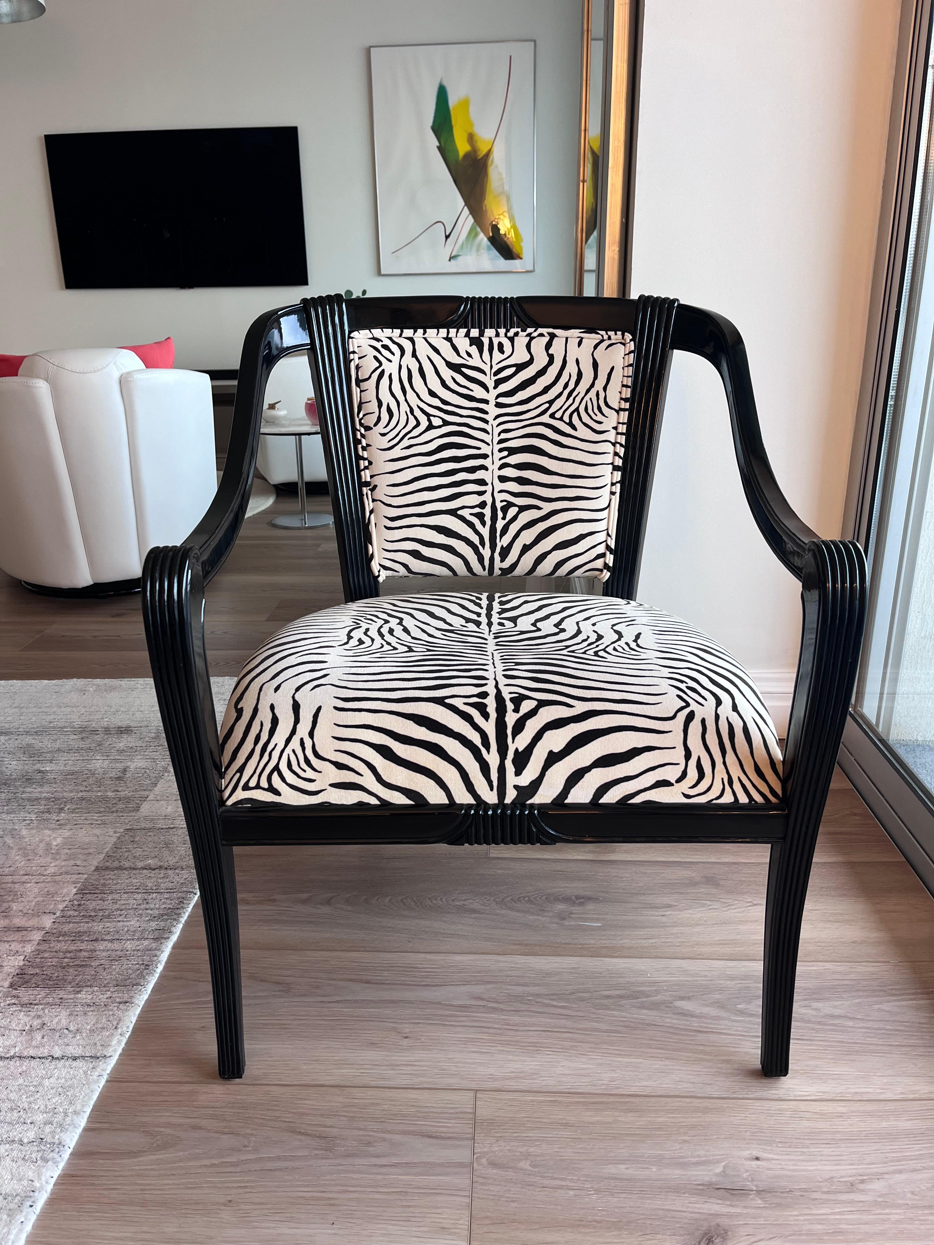 XXI secolo e contemporaneo Coppia super chic di poltrone Zebra in velluto nero lucido e cotone in vendita