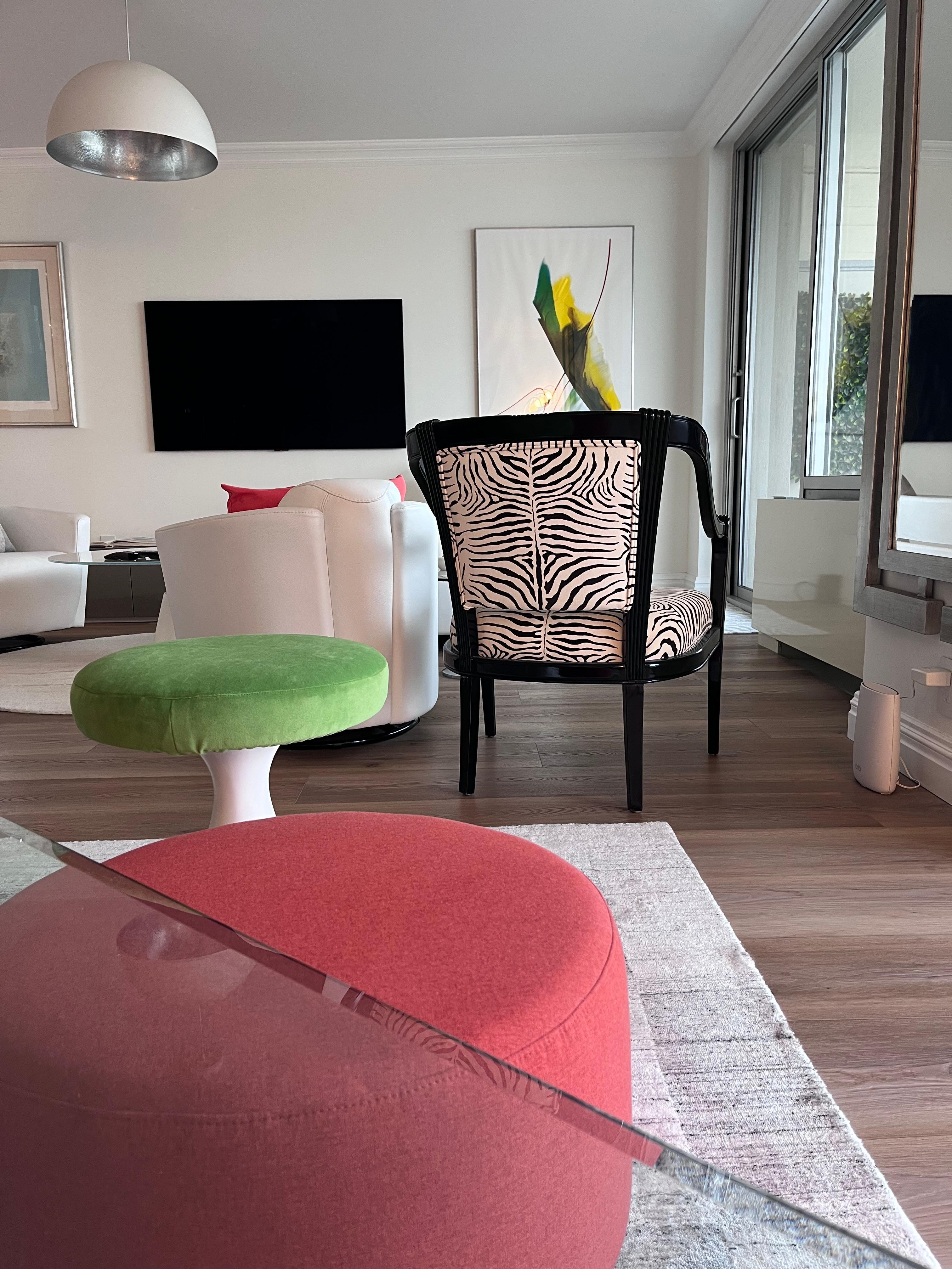 Tappezzeria Coppia super chic di poltrone Zebra in velluto nero lucido e cotone in vendita