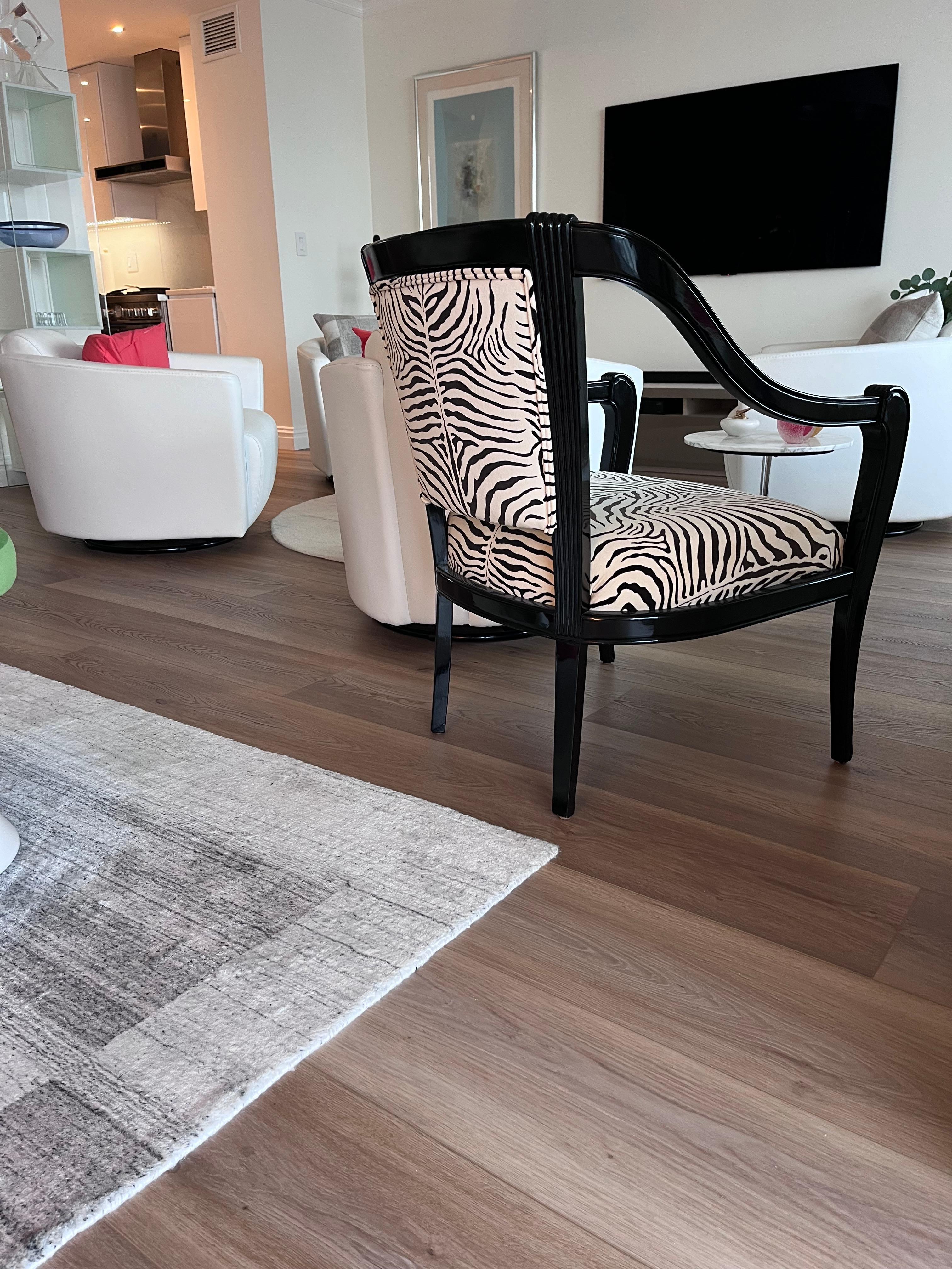 Coppia super chic di poltrone Zebra in velluto nero lucido e cotone in vendita 1