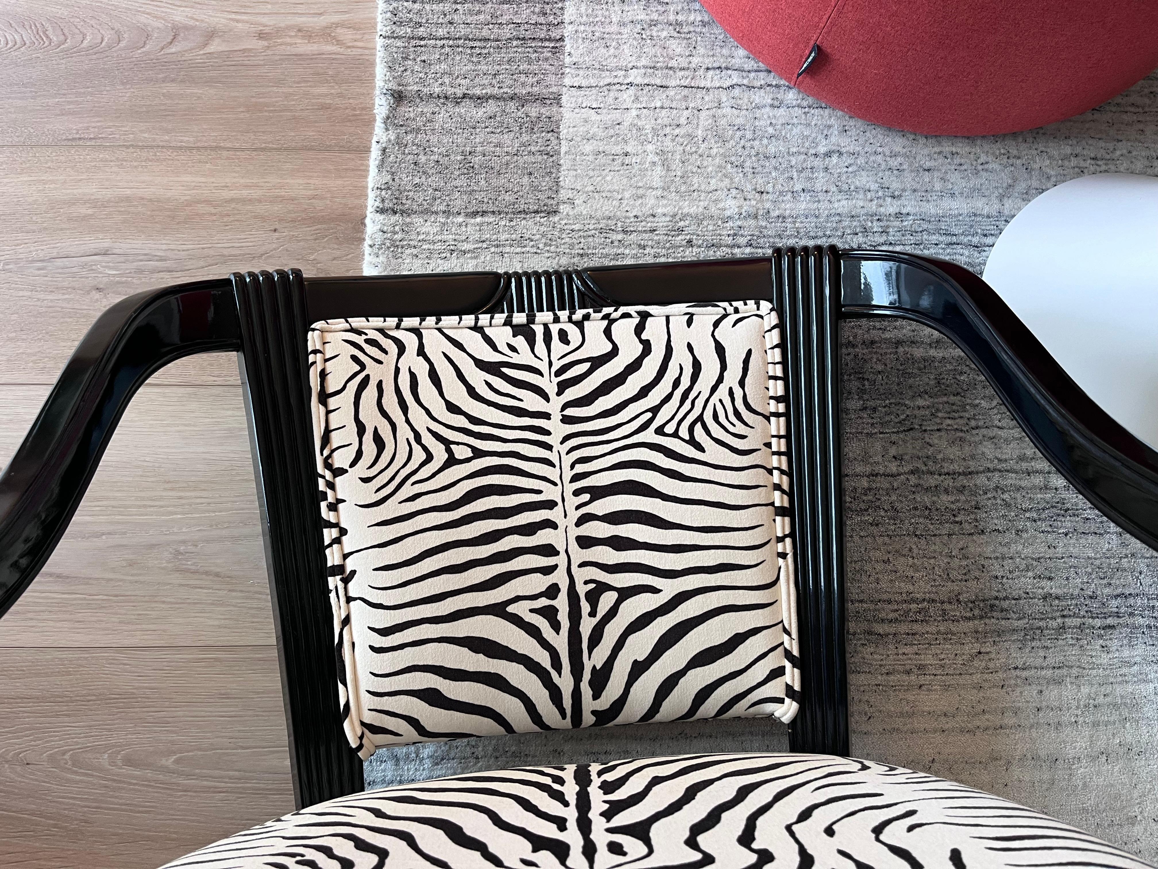 Coppia super chic di poltrone Zebra in velluto nero lucido e cotone in vendita 2
