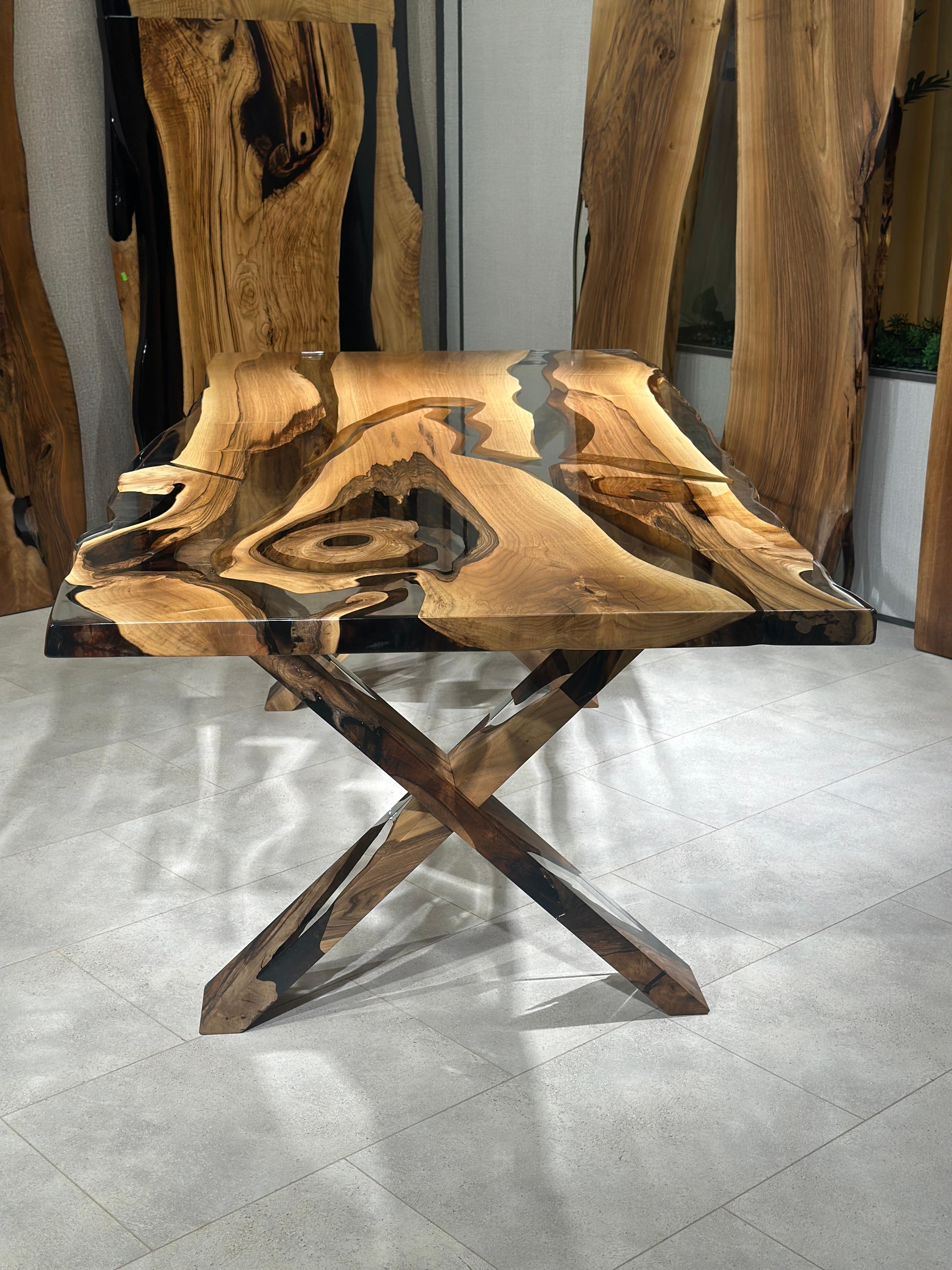 Travail du bois Table de salle à manger en résine époxy super transparente en bois de noyer noir en vente