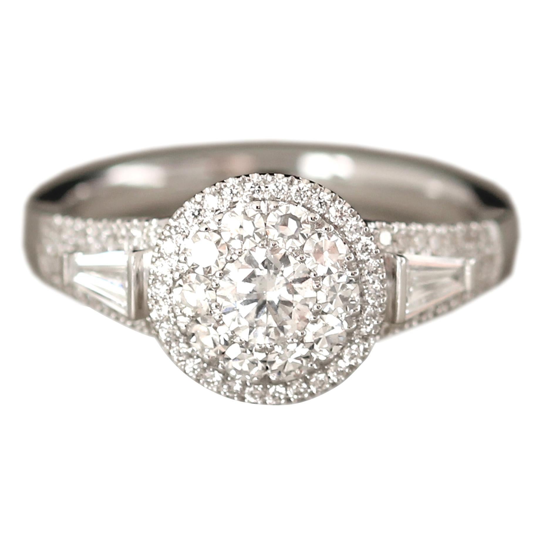 Superbe bague en or blanc 18 carats avec diamants ronds et baguettes en grappe