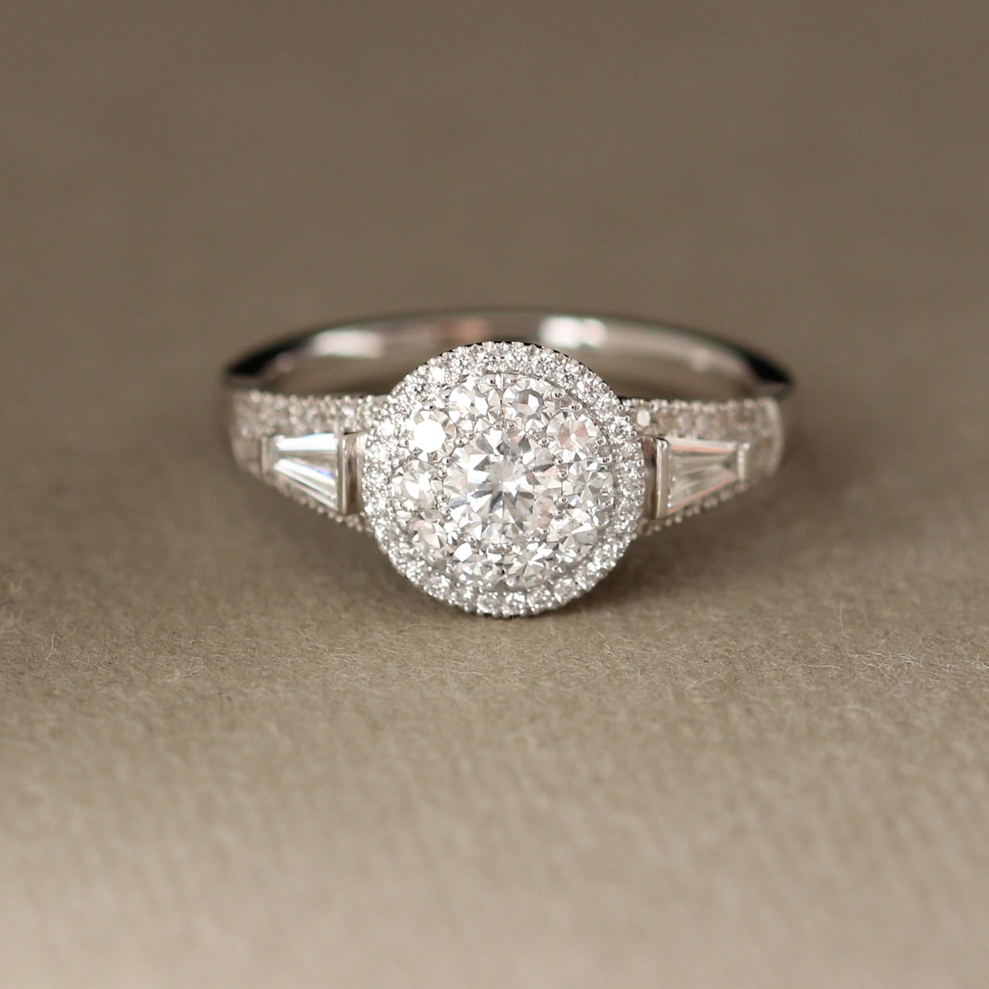 Super Cluster Layout von Brillanten, Diese besondere Handwerkskunst macht die Diamanten sichtbar für das Auge als ein großer Diamant, muss es sehen, um es zu glauben! Größe der Diamantfläche ca. 10 mm.  18k Weißgold 4,70 Gramm.
Diamanten insgesamt