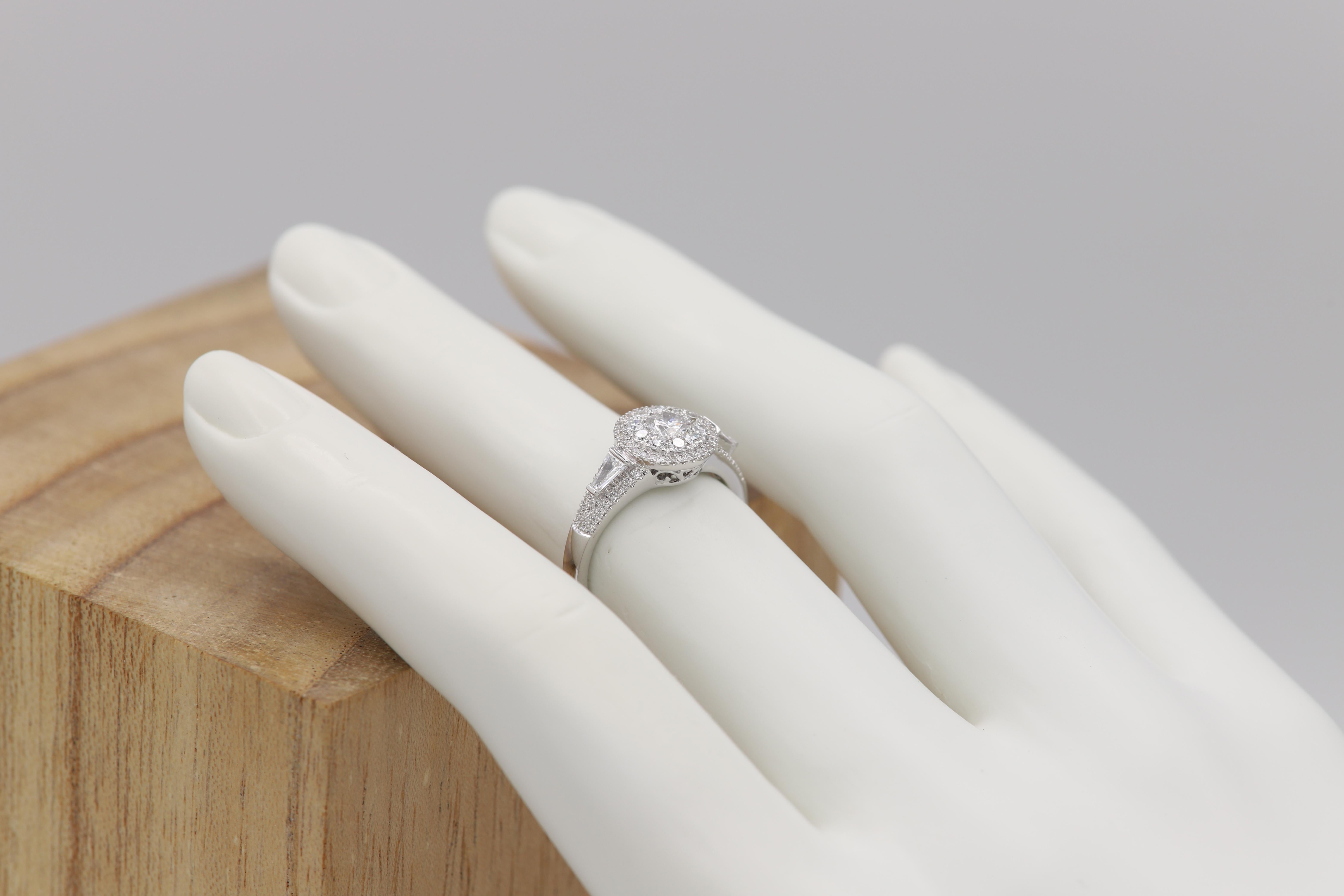 Super Cluster Diamantring 18 Karat Weißgold Runde und Baguetteschliff Diamanten im Angebot 1