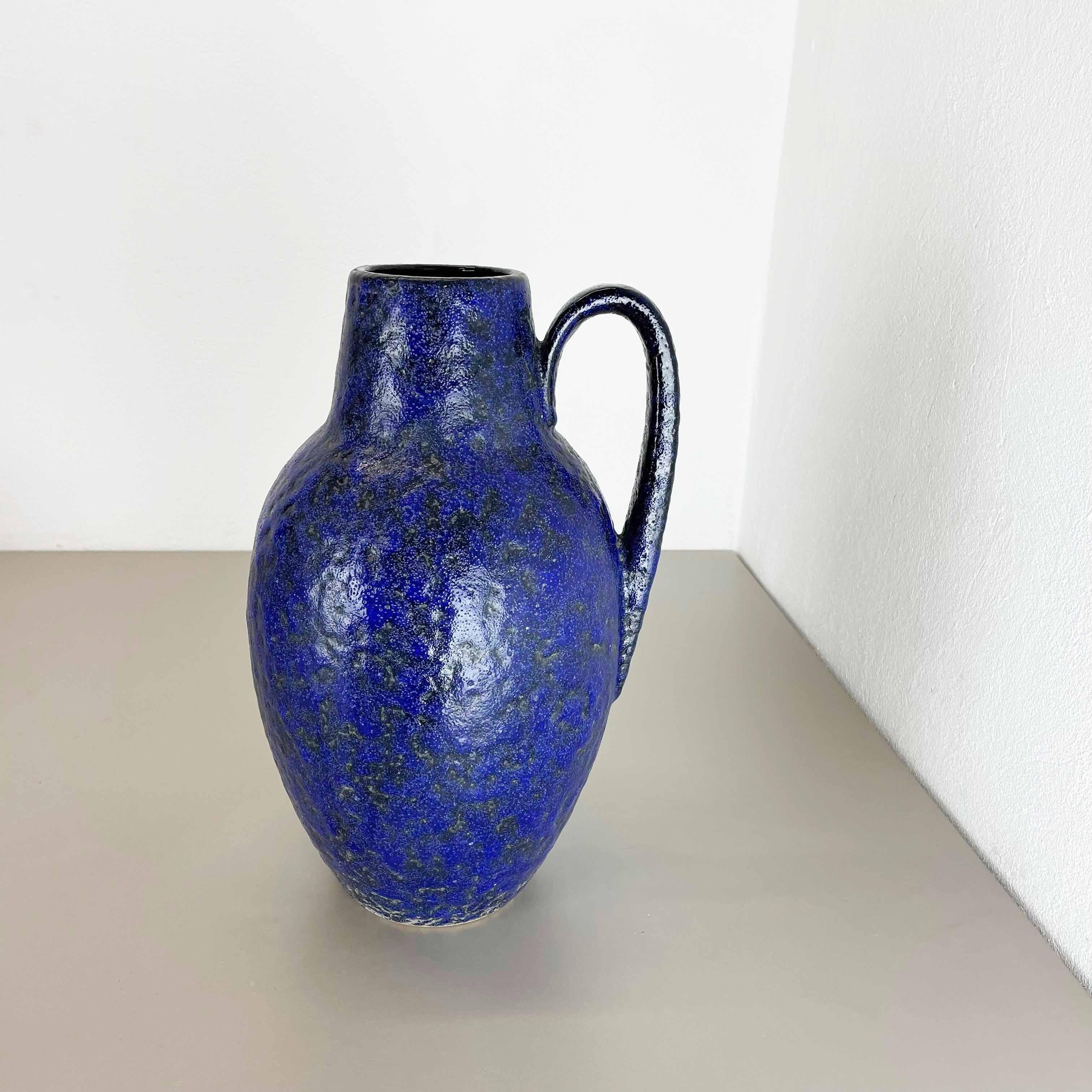 Article :

Vase d'art en lave grasse, glaçure lourde brutaliste


Producteur :

Scheurich, Allemagne



Décennie :

1970s




Ce vase vintage original a été produit dans les années 1970 en Allemagne. Il est réalisé en poterie