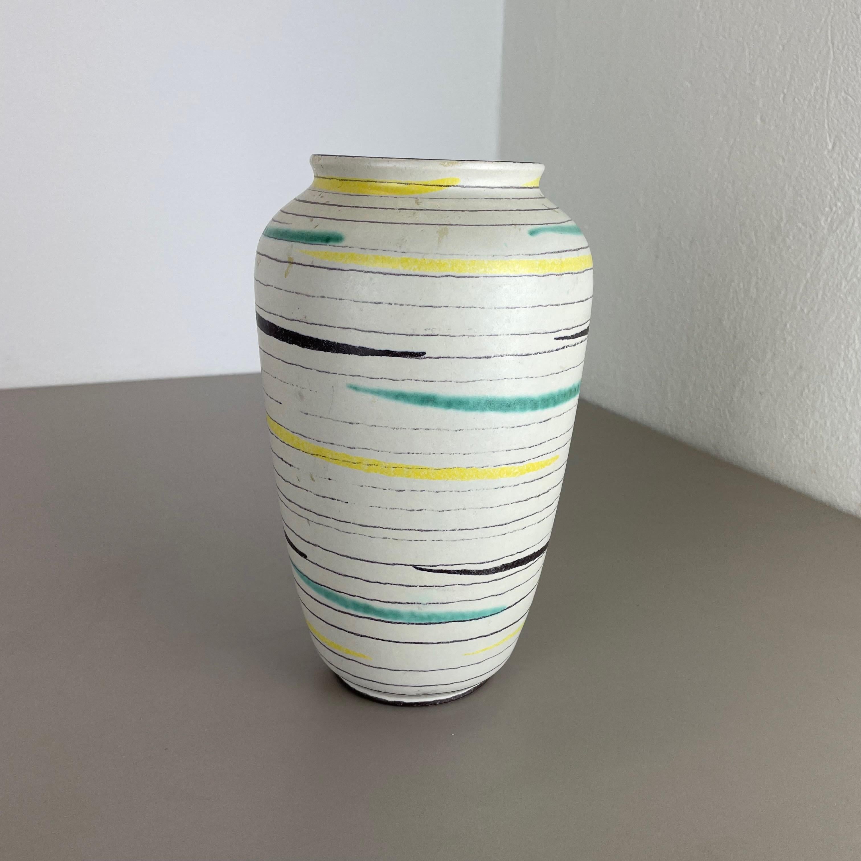 Hervorragende farbenfrohe Fat Lava-Keramikvase „575 25“ von Bay Ceramics, Deutschland, 1950er Jahre im Zustand „Gut“ im Angebot in Kirchlengern, DE