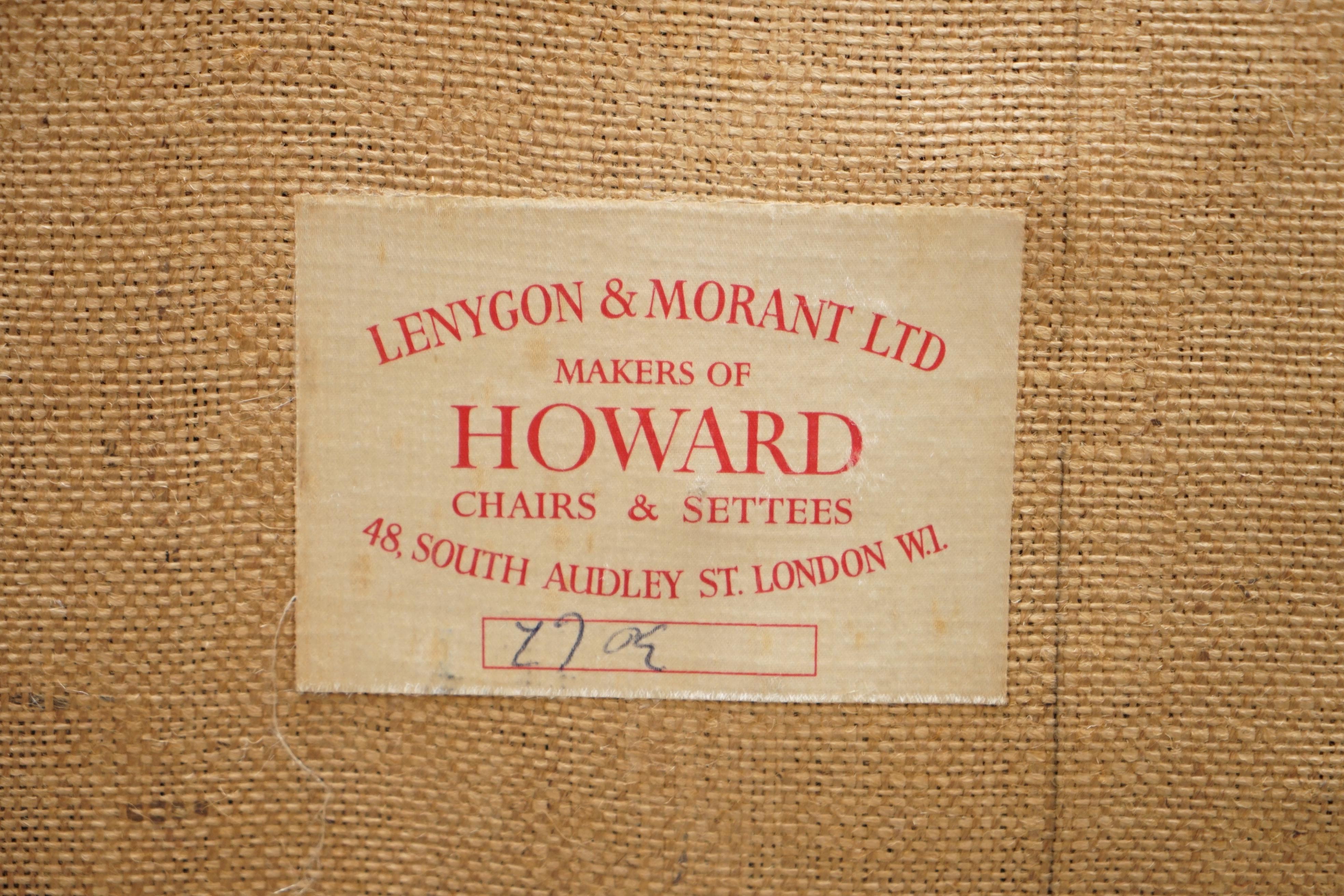 Nous sommes ravis d'offrir à la vente ce très rare canapé Lenygon & Morant de Howard & Son avec le tissu original en coutil 

C'est le canapé le plus confortable sur lequel je me sois jamais assise, les coussins sont en fibres légères et remplis