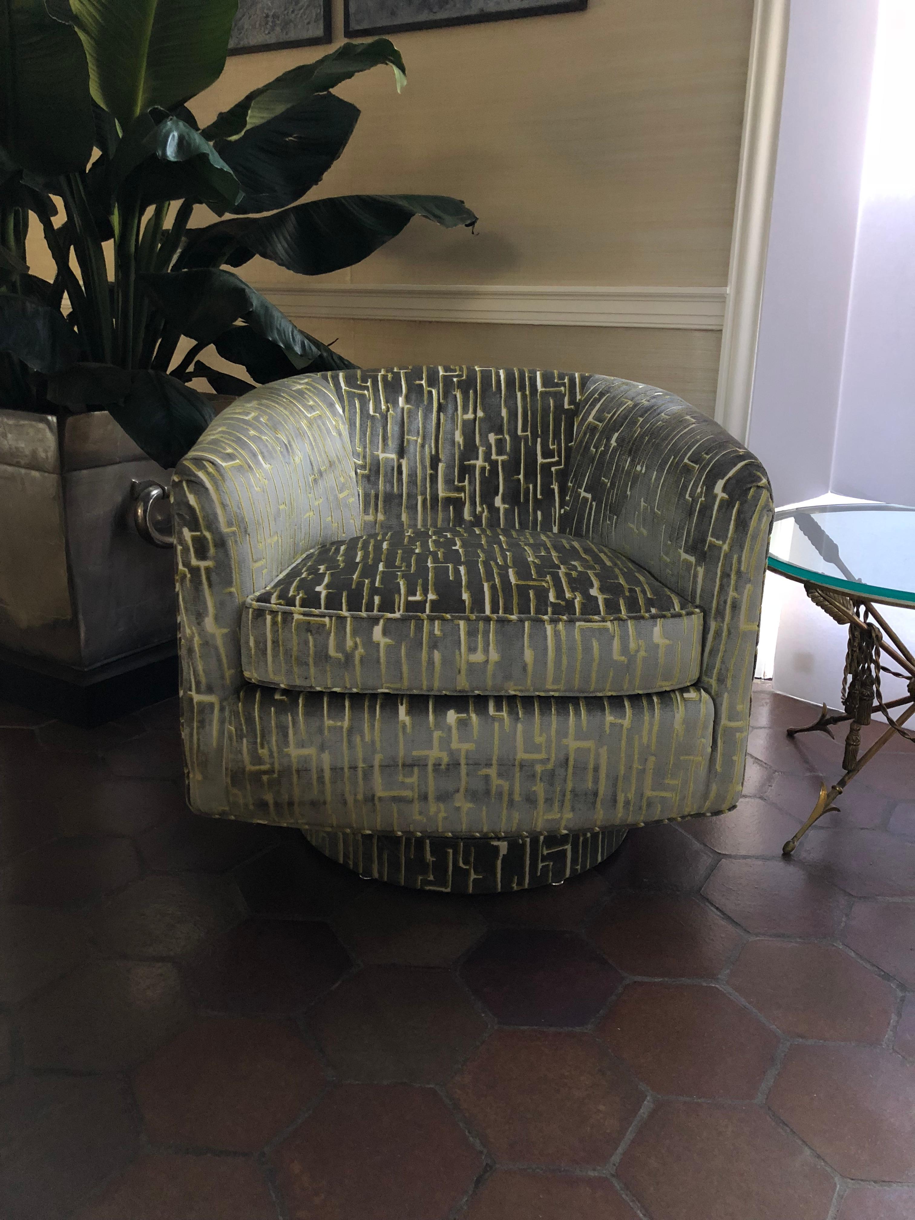 Mid-Century Modern Pair of Milo Baughman Style Barrel Shaped Swivel Club Chairs