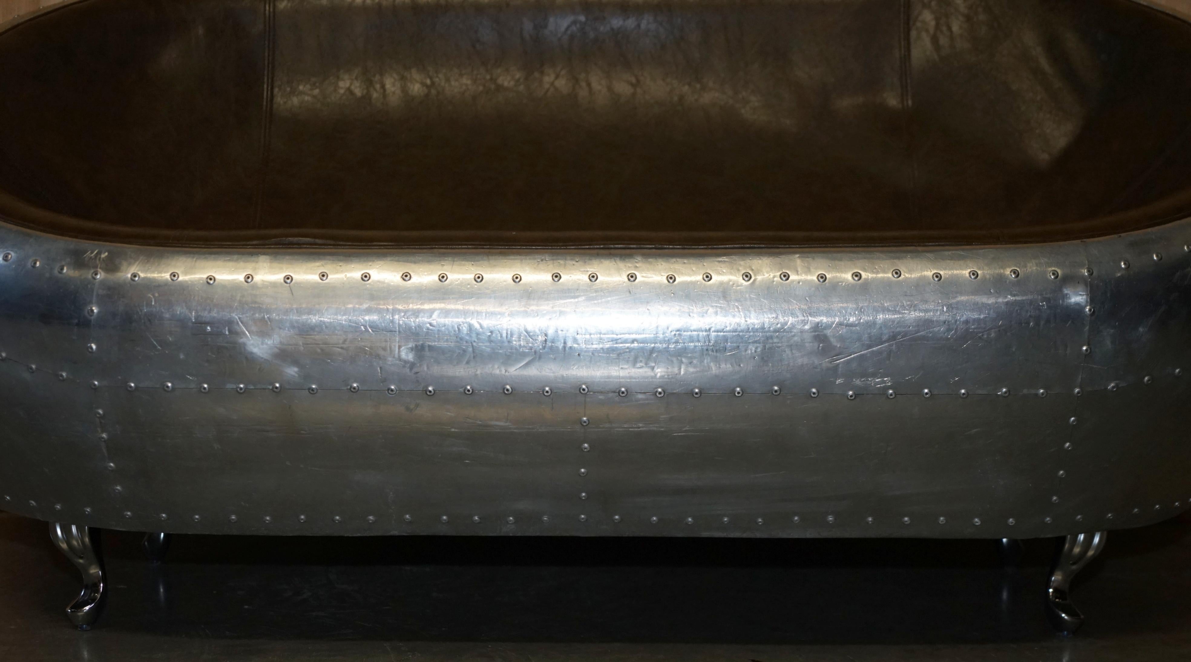 SUPER COOL AVIATOR STYLE ALUMINiUM HAMMERED À LA MAIN ET EN CUIR BLANC SOFA DE WO SEAT en vente 3