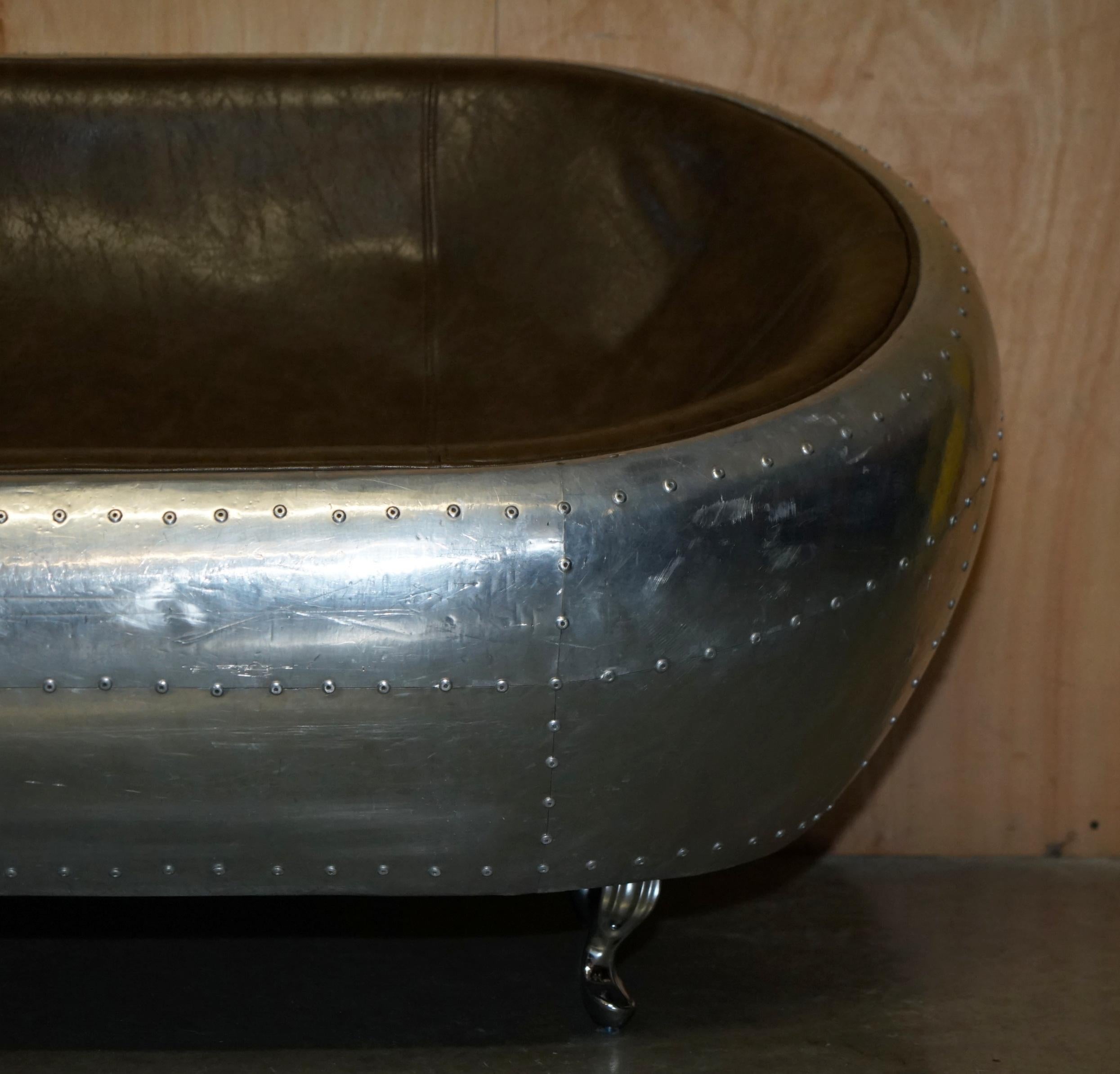 SUPER COOL AVIATOR STYLE ALUMINiUM HAMMERED À LA MAIN ET EN CUIR BLANC SOFA DE WO SEAT en vente 4