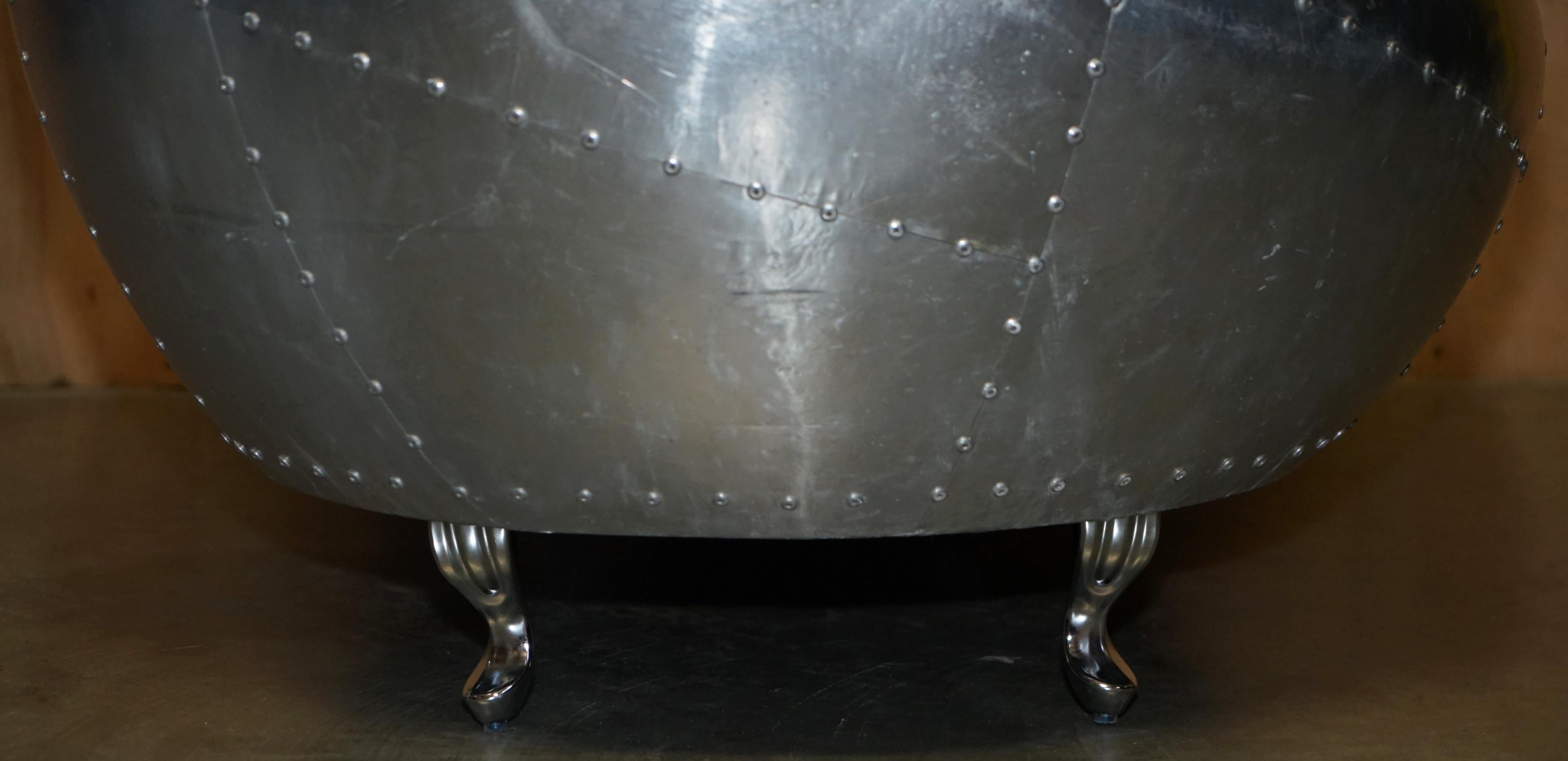 SUPER COOL AVIATOR STYLE ALUMINiUM HAMMERED À LA MAIN ET EN CUIR BLANC SOFA DE WO SEAT en vente 6