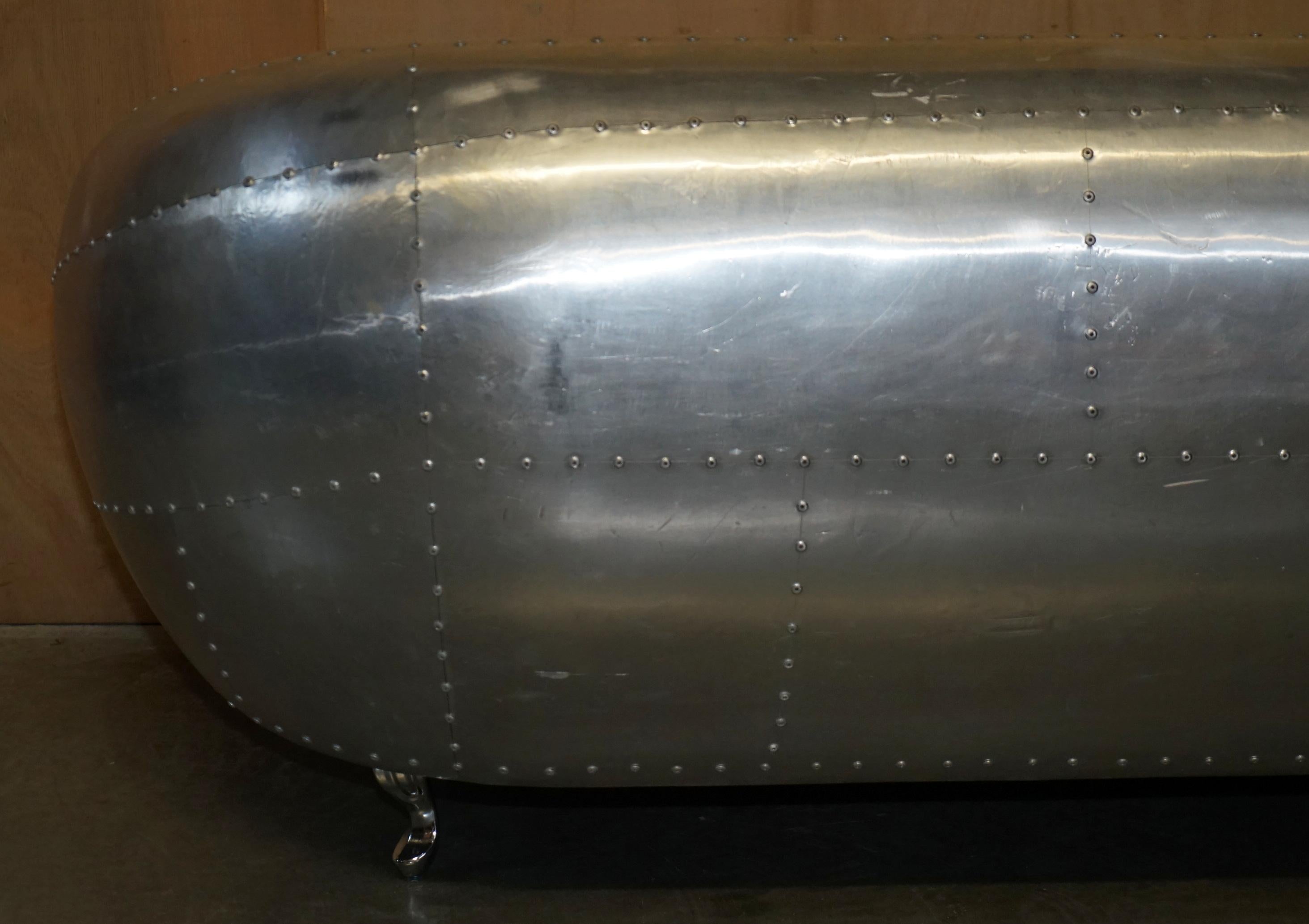 SUPER COOL AVIATOR STYLE ALUMINiUM HAMMERED À LA MAIN ET EN CUIR BLANC SOFA DE WO SEAT en vente 8