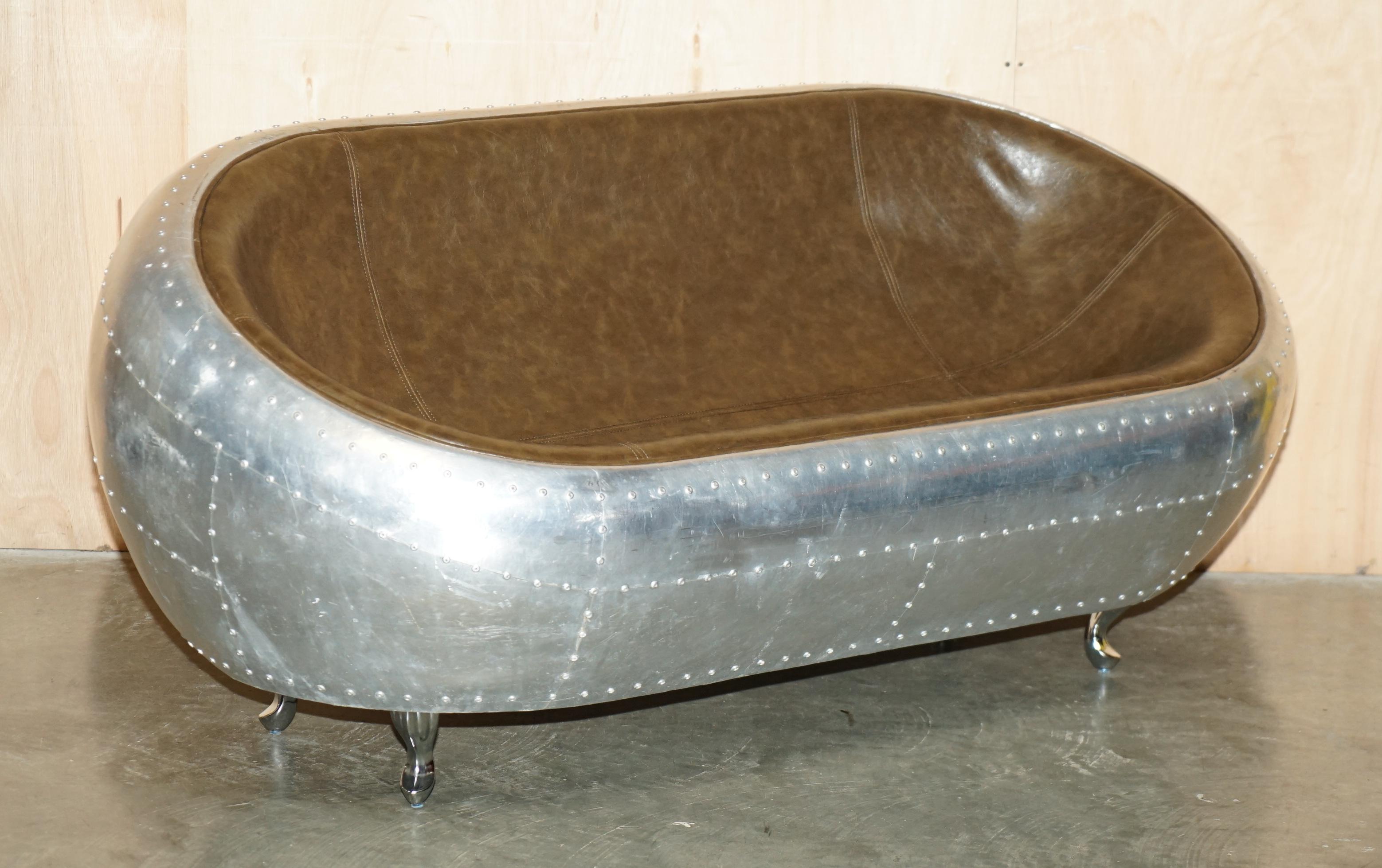 Mid-Century Modern SUPER COOL AVIATOR STYLE ALUMINiUM HAMMERED À LA MAIN ET EN CUIR BLANC SOFA DE WO SEAT en vente