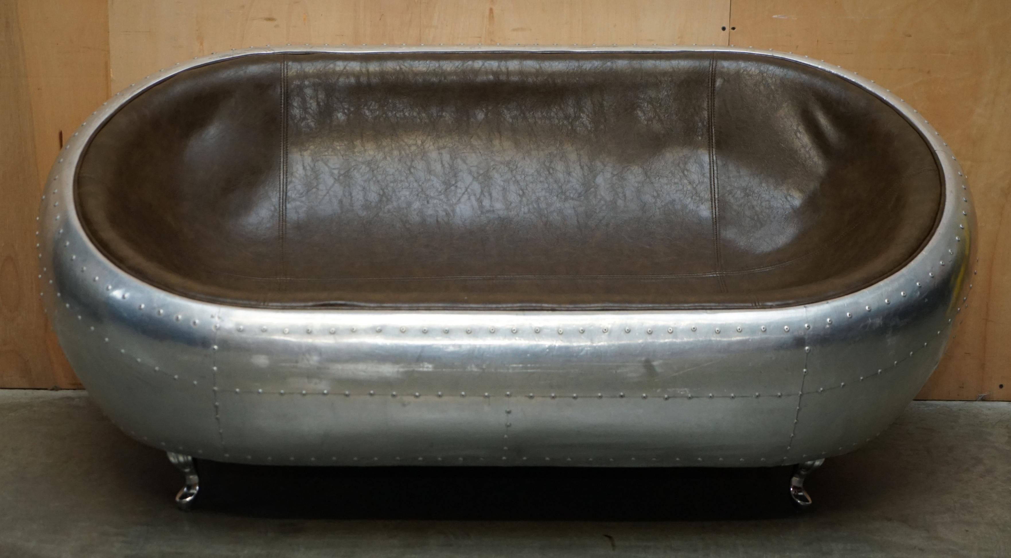 Fait main SUPER COOL AVIATOR STYLE ALUMINiUM HAMMERED À LA MAIN ET EN CUIR BLANC SOFA DE WO SEAT en vente