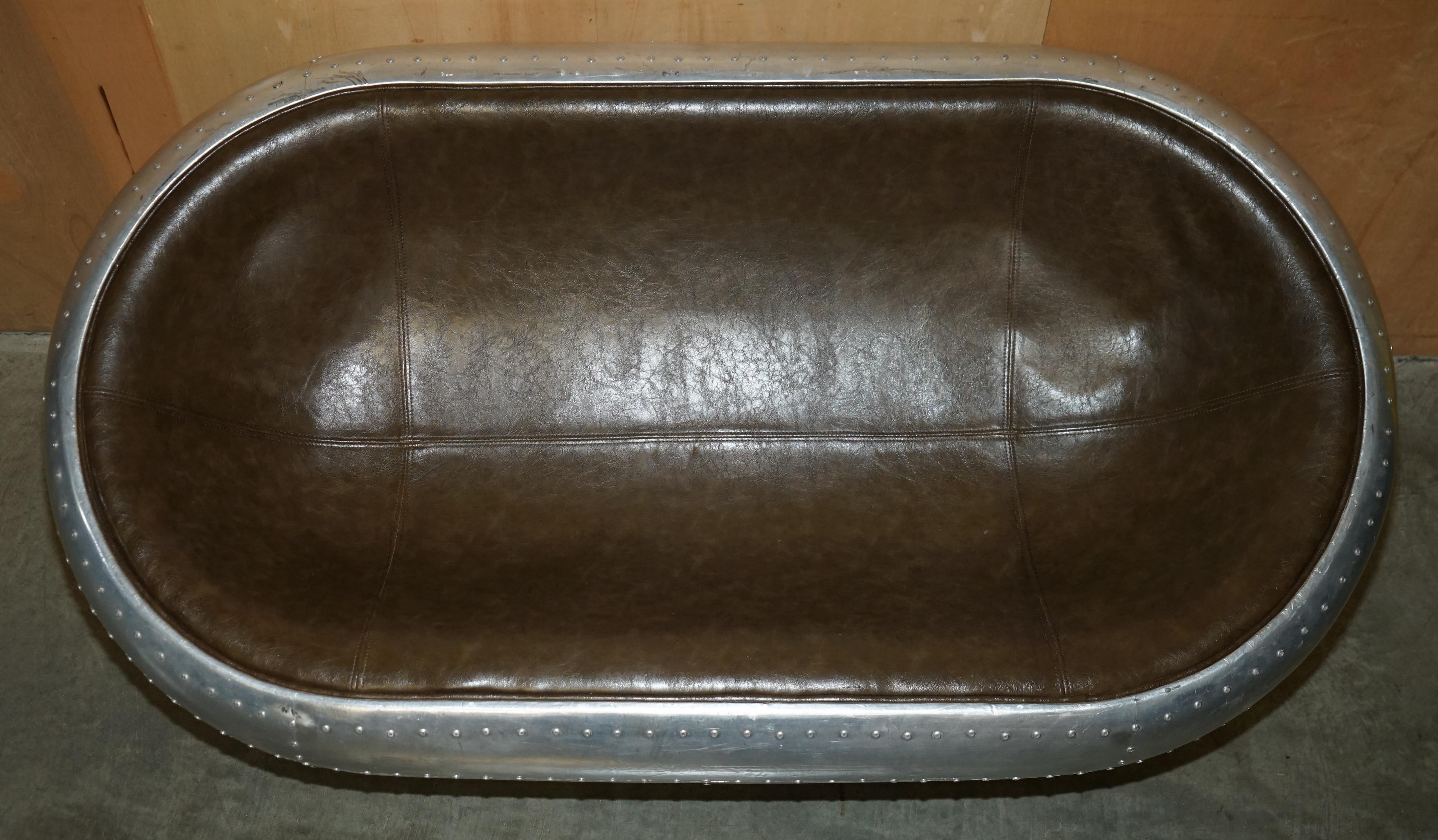 SUPER COOL AVIATOR STYLE ALUMINiUM HAMMERED À LA MAIN ET EN CUIR BLANC SOFA DE WO SEAT Bon état - En vente à West Sussex, Pulborough