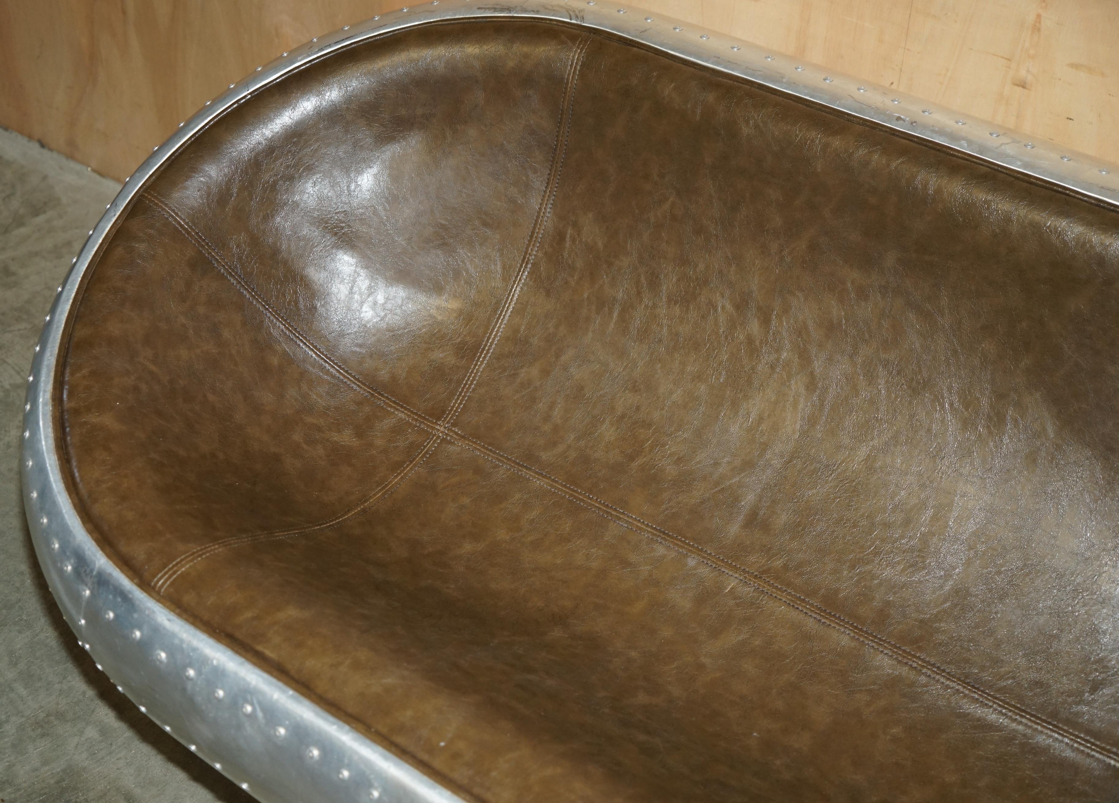 20ième siècle SUPER COOL AVIATOR STYLE ALUMINiUM HAMMERED À LA MAIN ET EN CUIR BLANC SOFA DE WO SEAT en vente