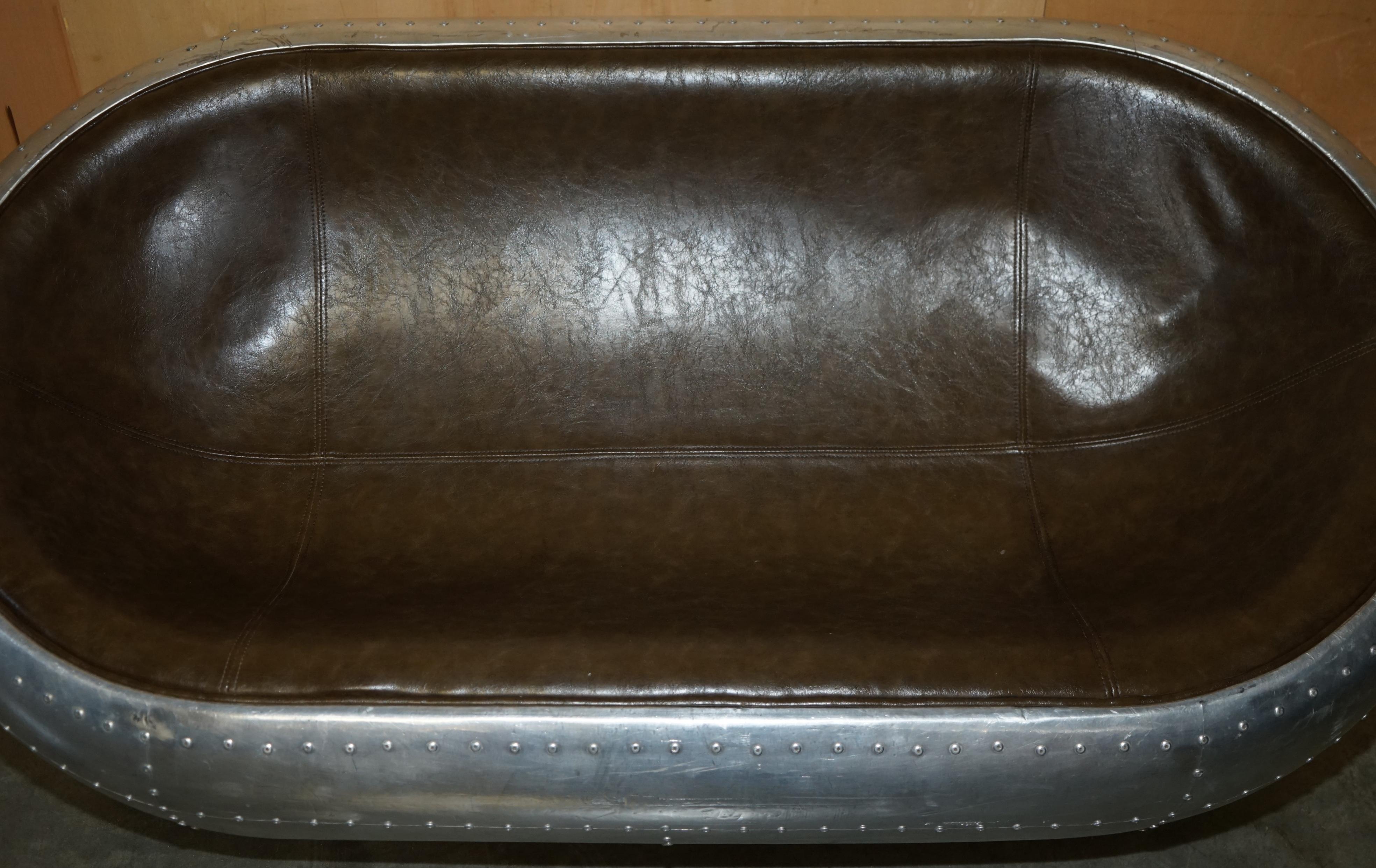 Aluminium SUPER COOL AVIATOR STYLE ALUMINiUM HAMMERED À LA MAIN ET EN CUIR BLANC SOFA DE WO SEAT en vente