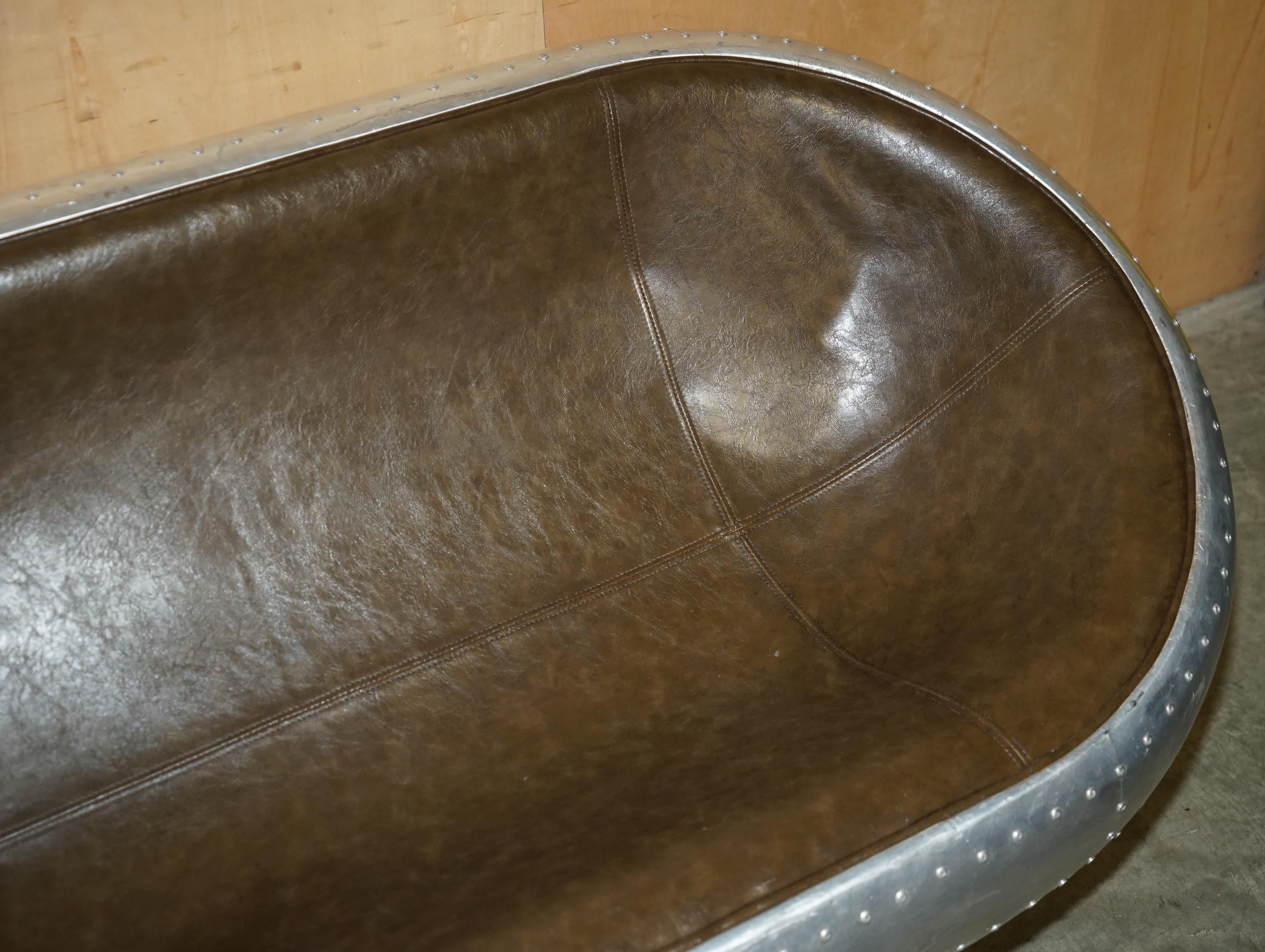 SUPER COOL AVIATOR STYLE ALUMINiUM HAMMERED À LA MAIN ET EN CUIR BLANC SOFA DE WO SEAT en vente 1