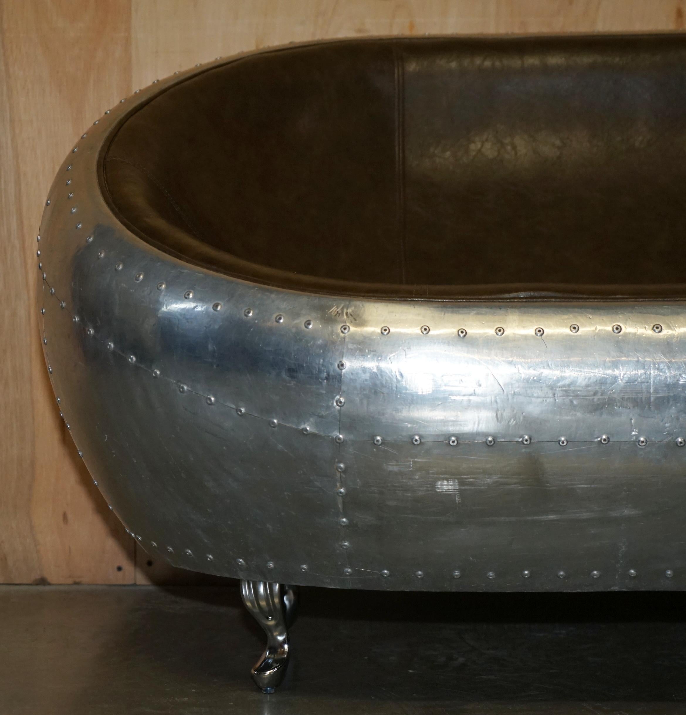 SUPER COOL AVIATOR STYLE ALUMINiUM HAMMERED À LA MAIN ET EN CUIR BLANC SOFA DE WO SEAT en vente 2