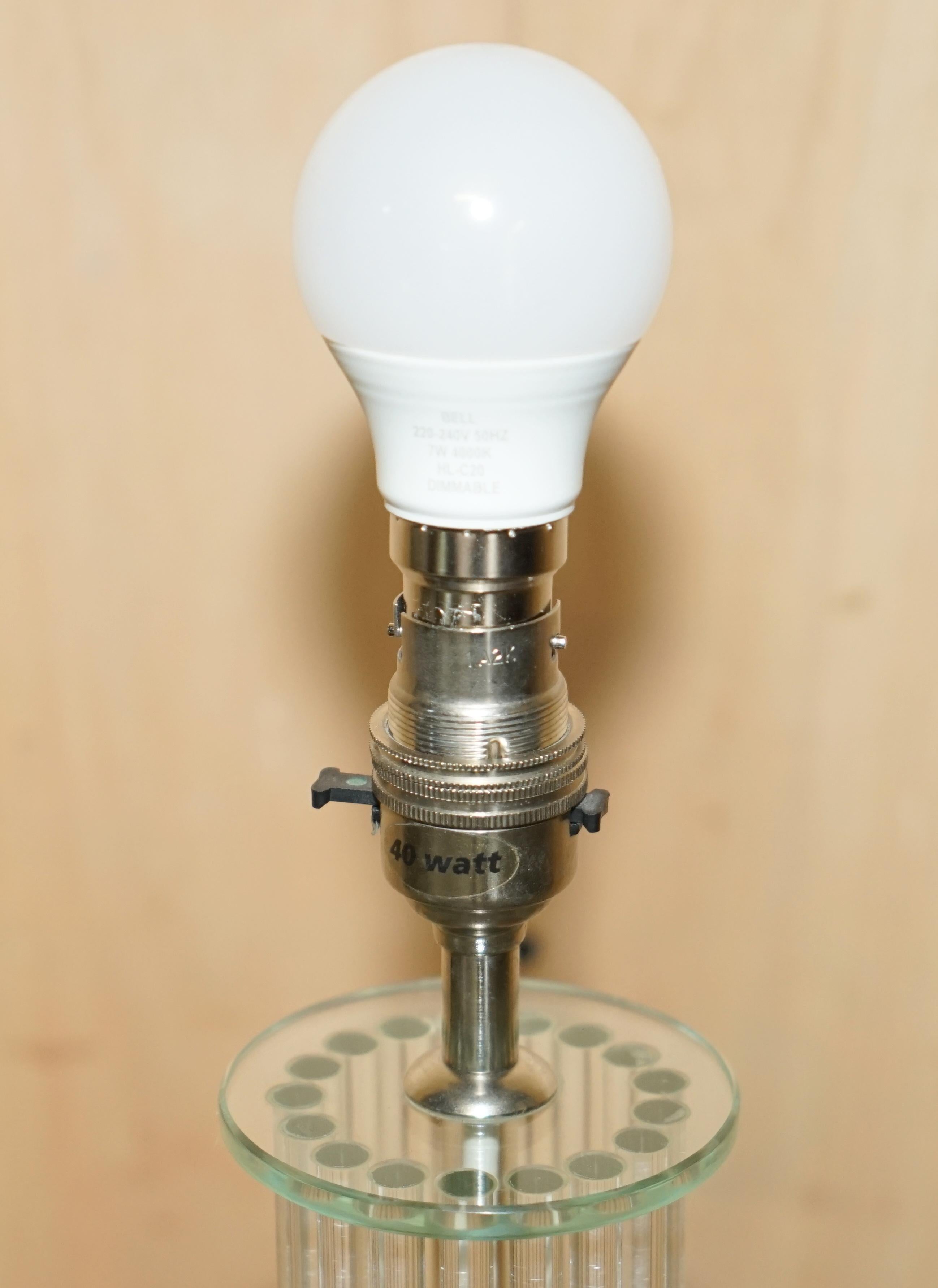 Casa Reale Antiquariato

Royal House Antiques è lieta di offrire in vendita questa lampada da tavolo di design molto bella, con un baule a colonne multiple composto da 17 tubi di vetro.

Le spese di spedizione indicate sono solo indicative e coprono