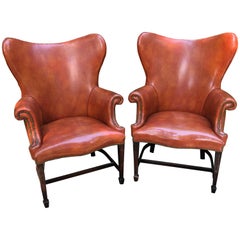 Paire de fauteuils club Wingback en simili-cuir de style moderne du milieu du siècle dernier