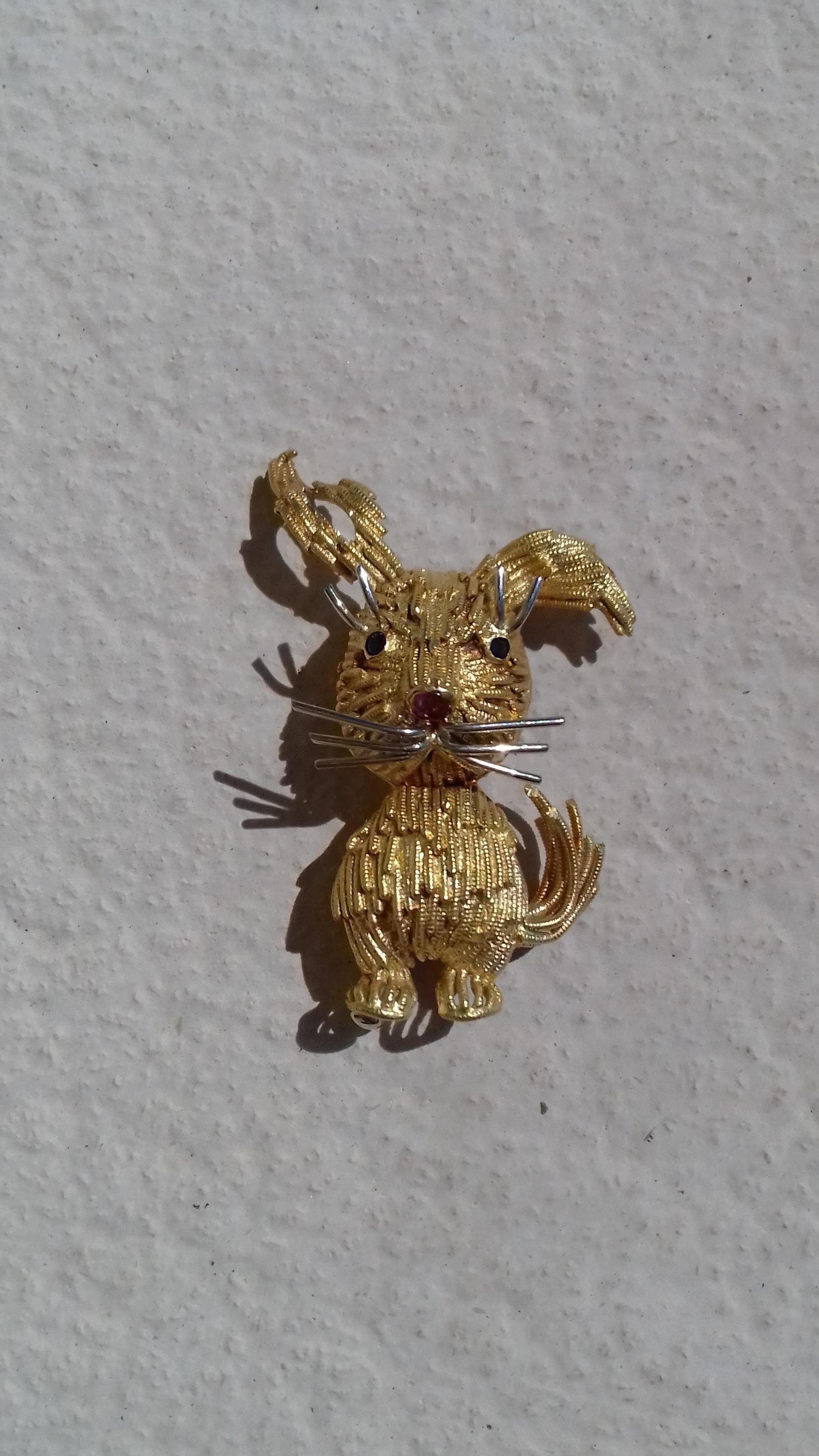 Super Cute Brooch

Pattern: Rabbit

The hairs are made of yellow gold threads (18k)

The eyelashes and mustaches in white gold

The eyes are sapphires and the muzzle is ruby

Measurements: 4,5 cm at heighest, 3 cm at widest (ears) (1,77 x 1,18