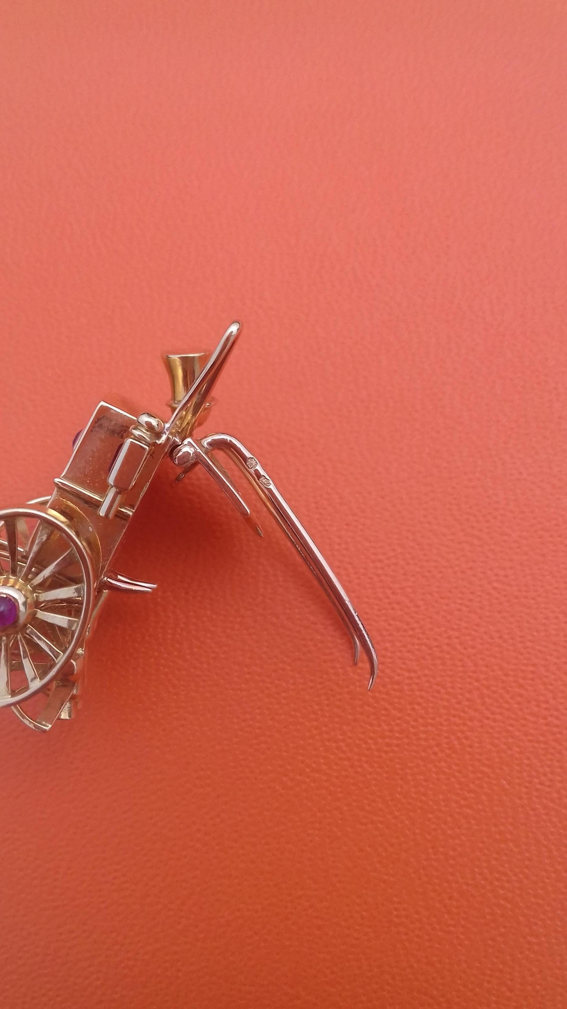 Super Cute Brooch Rear of a carriage and coachman MELLERIO dits MELLER Gold 18k For Sale 7