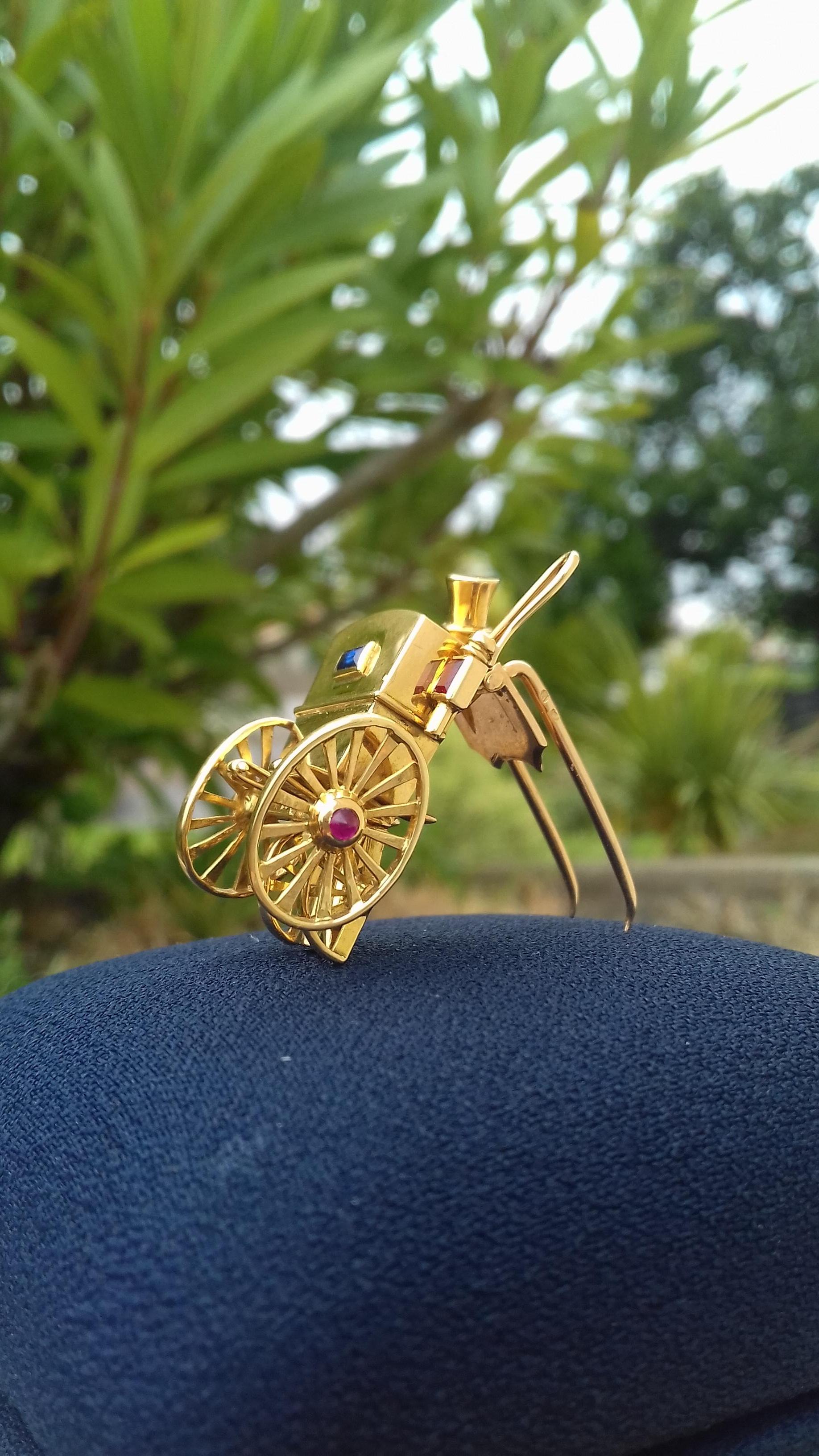 Super Cute Brooch Rear of a carriage and coachman MELLERIO dits MELLER Gold 18k For Sale 9