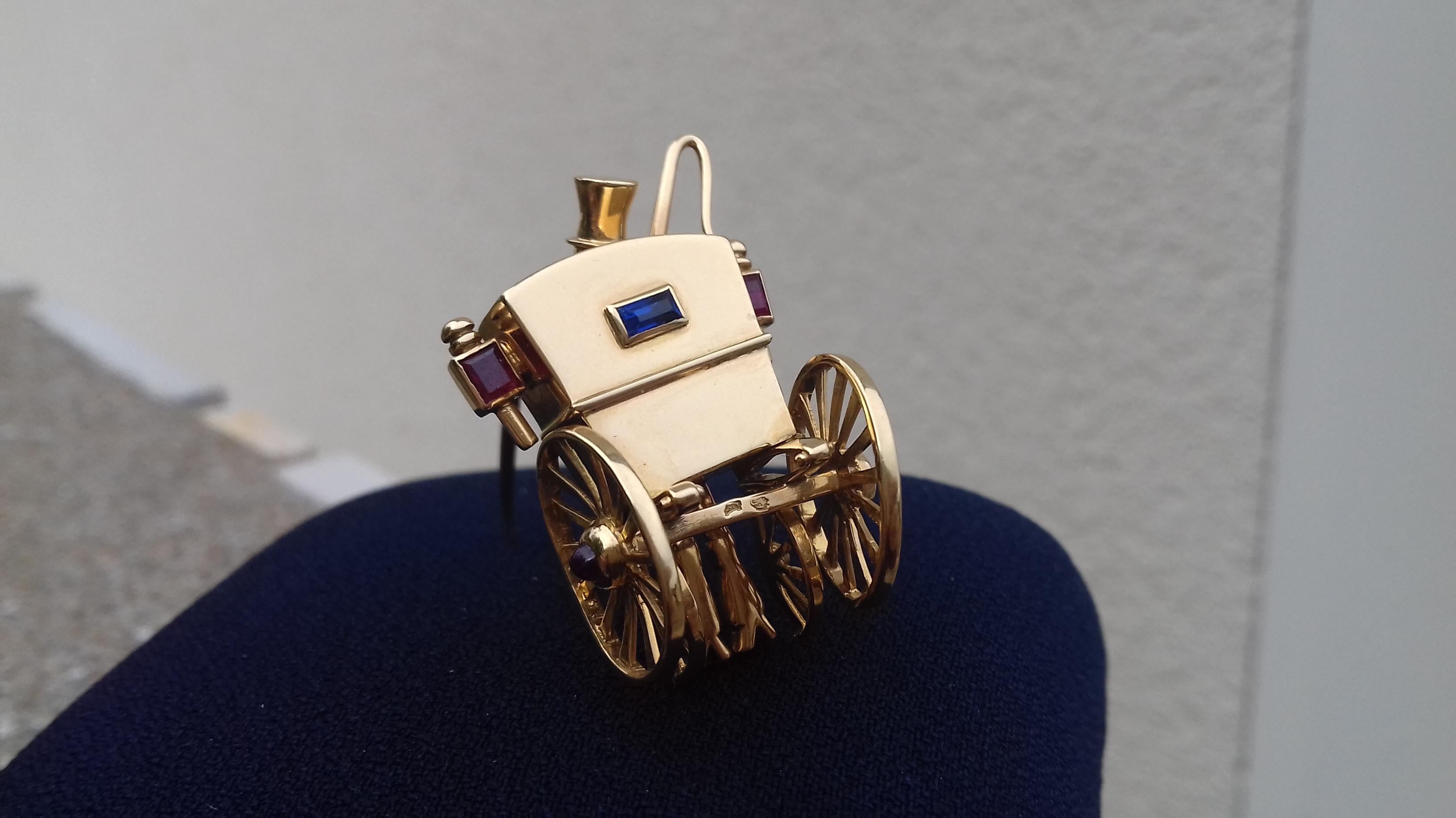 Super Cute Brooch Rear of a carriage and coachman MELLERIO dits MELLER Gold 18k For Sale 10