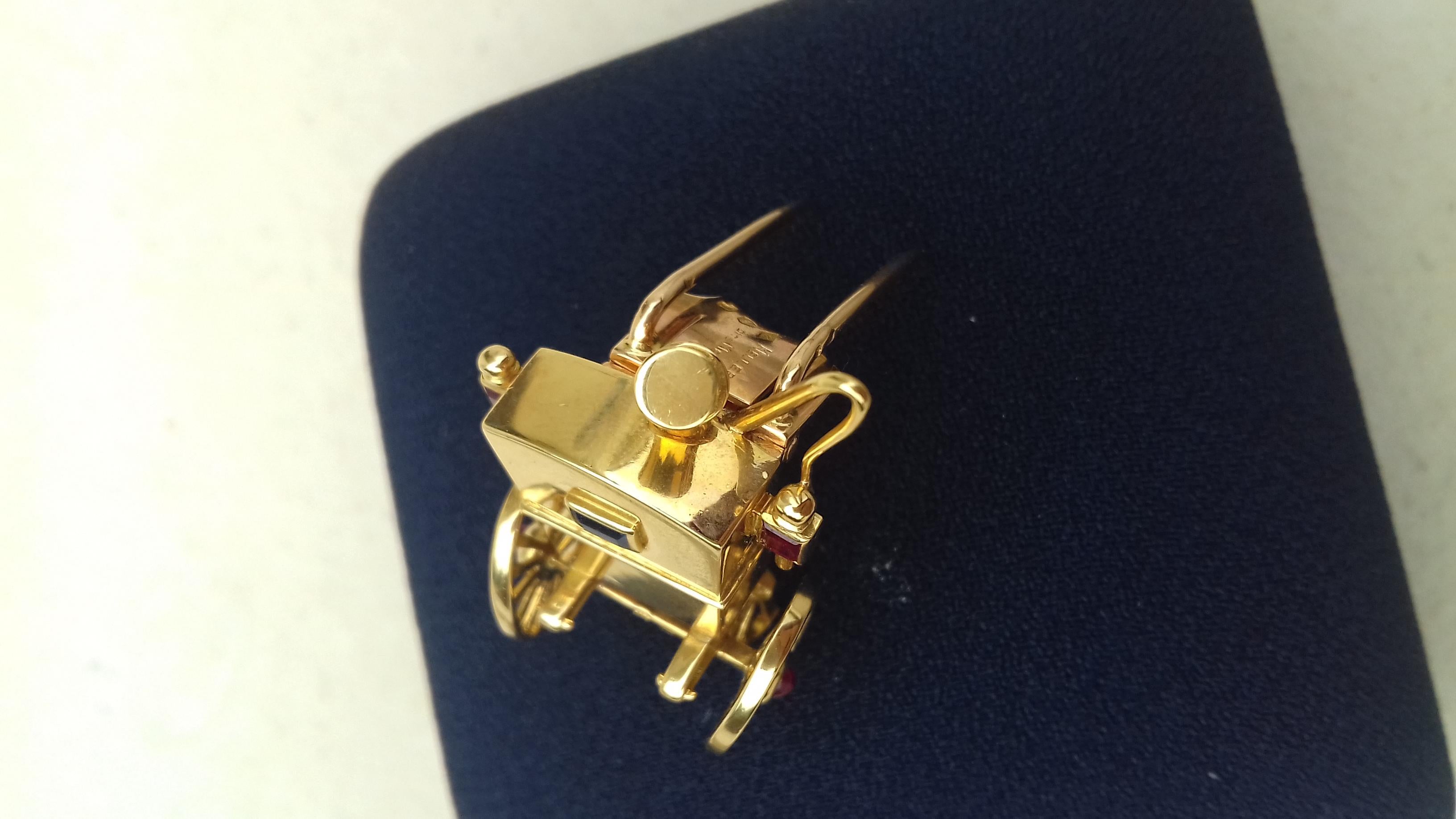 Super Cute Brooch Rear of a carriage and coachman MELLERIO dits MELLER Gold 18k For Sale 11