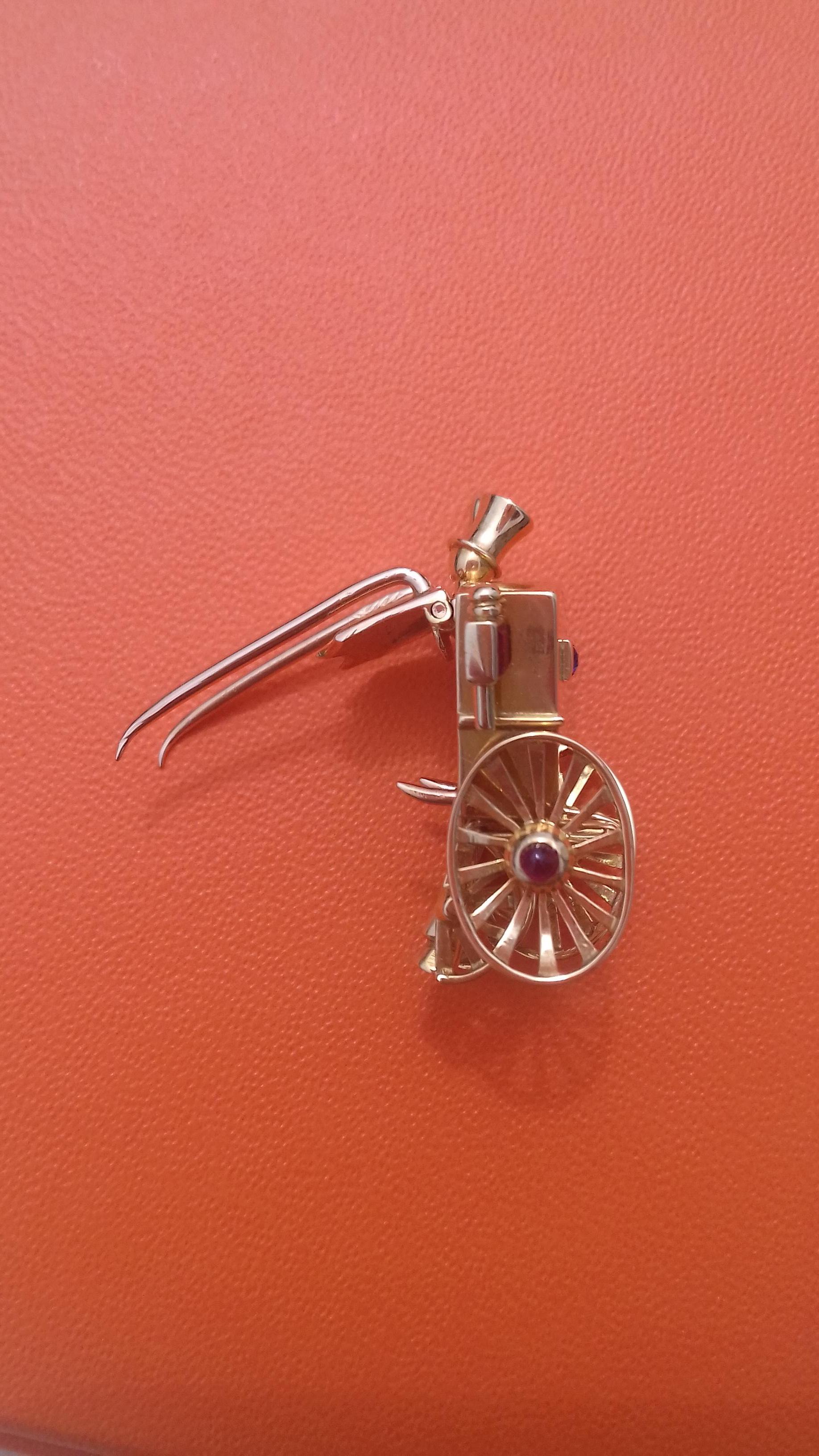 Super Cute Brooch Rear of a carriage and coachman MELLERIO dits MELLER Gold 18k For Sale 1