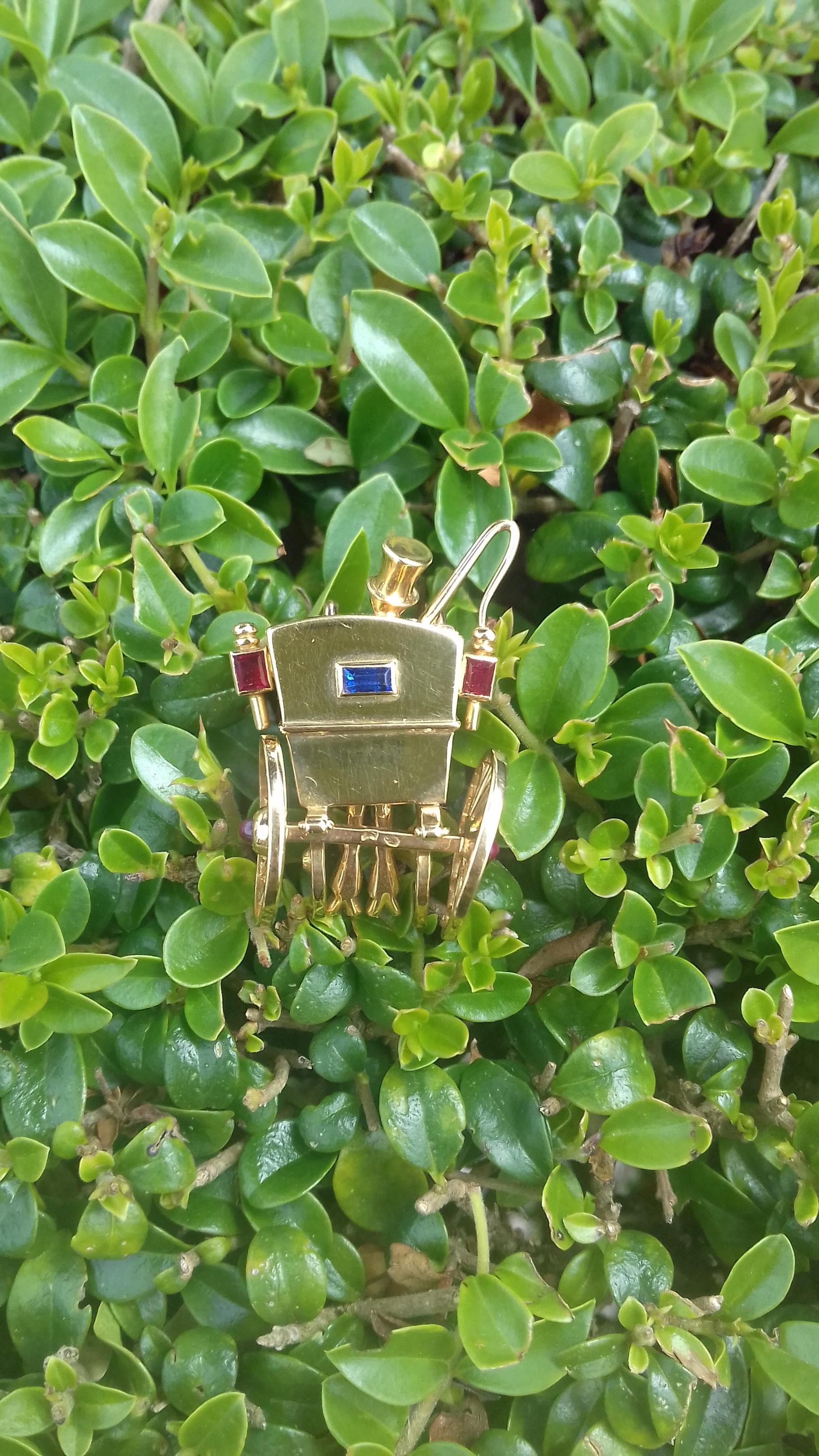 Super Cute Brooch Rear of a carriage and coachman MELLERIO dits MELLER Gold 18k For Sale 3