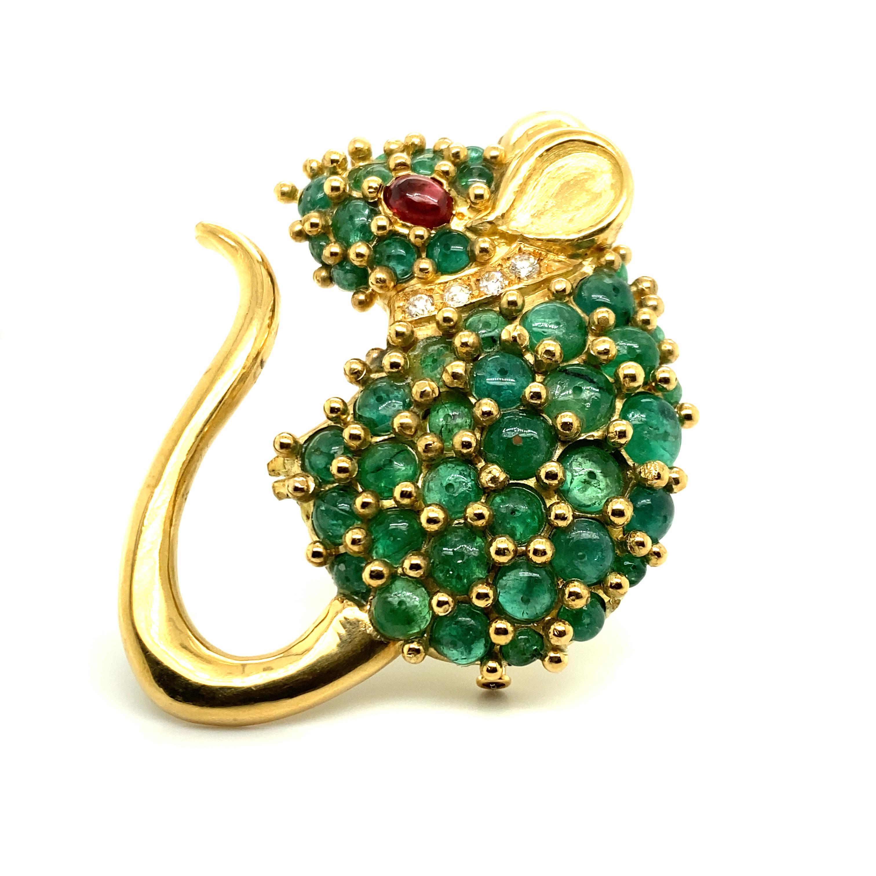 This unique mouse in 18 karat yellow gold is the work of an imaginative jeweller who has worked his stone treasures into a humorous bijou!
The body of the cute mouse is set with 43 emerald beads, and the softly shimmering eye is set with a