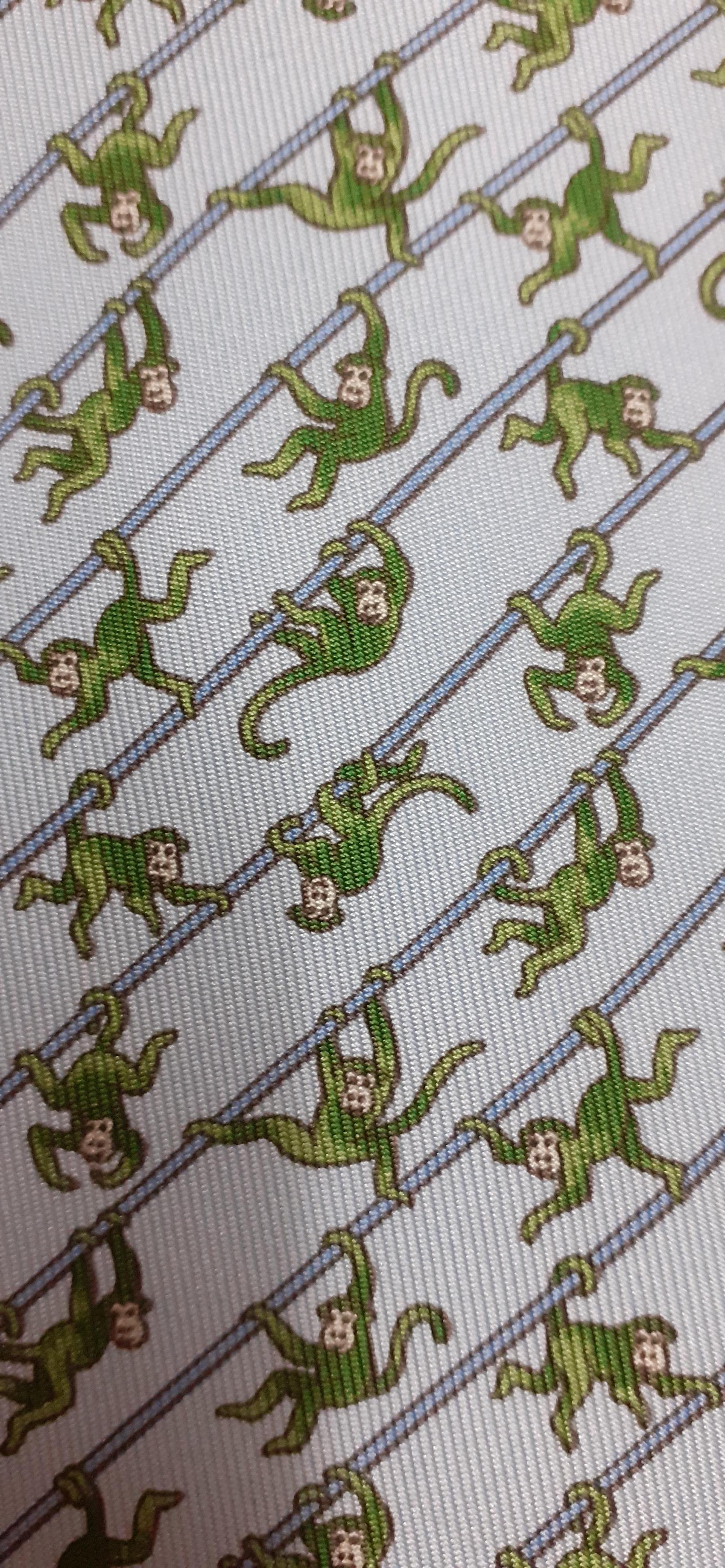 Super süße Hermès Seidenkrawatte Kala's Family Monkeys Prints  (Grau) im Angebot