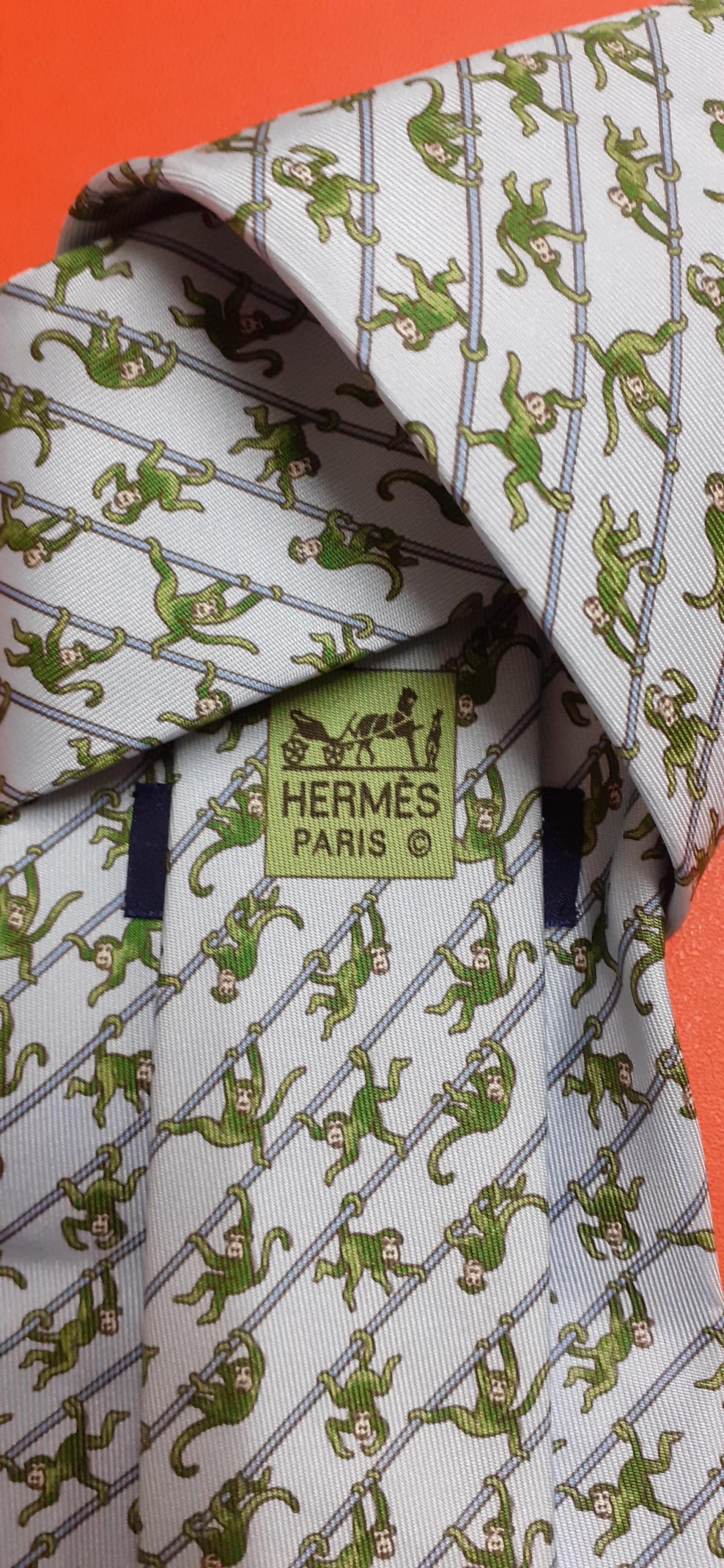 Cravate en soie Hermès super mignonne Imprimés de la famille des singes de Kala  Pour hommes en vente