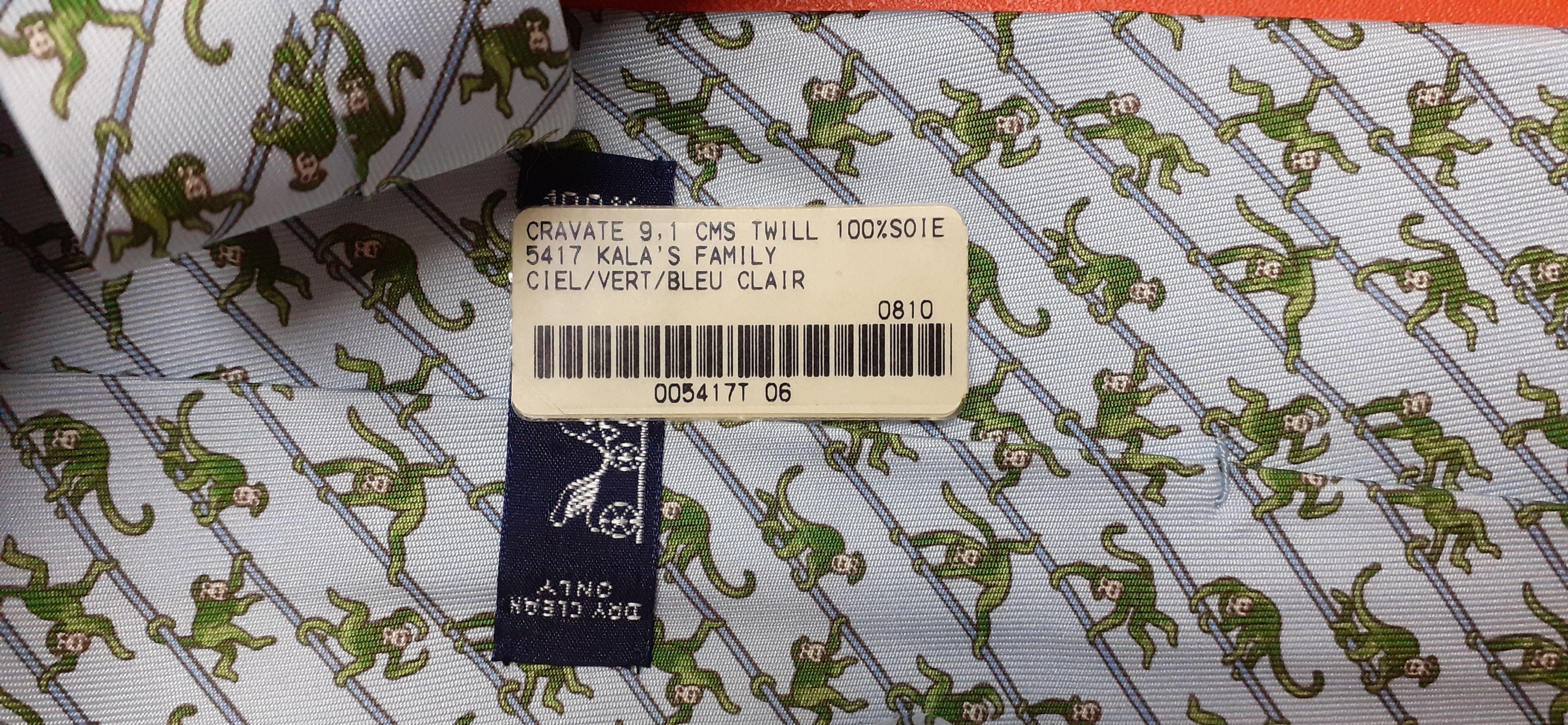 Cravate en soie Hermès super mignonne Imprimés de la famille des singes de Kala  en vente 2