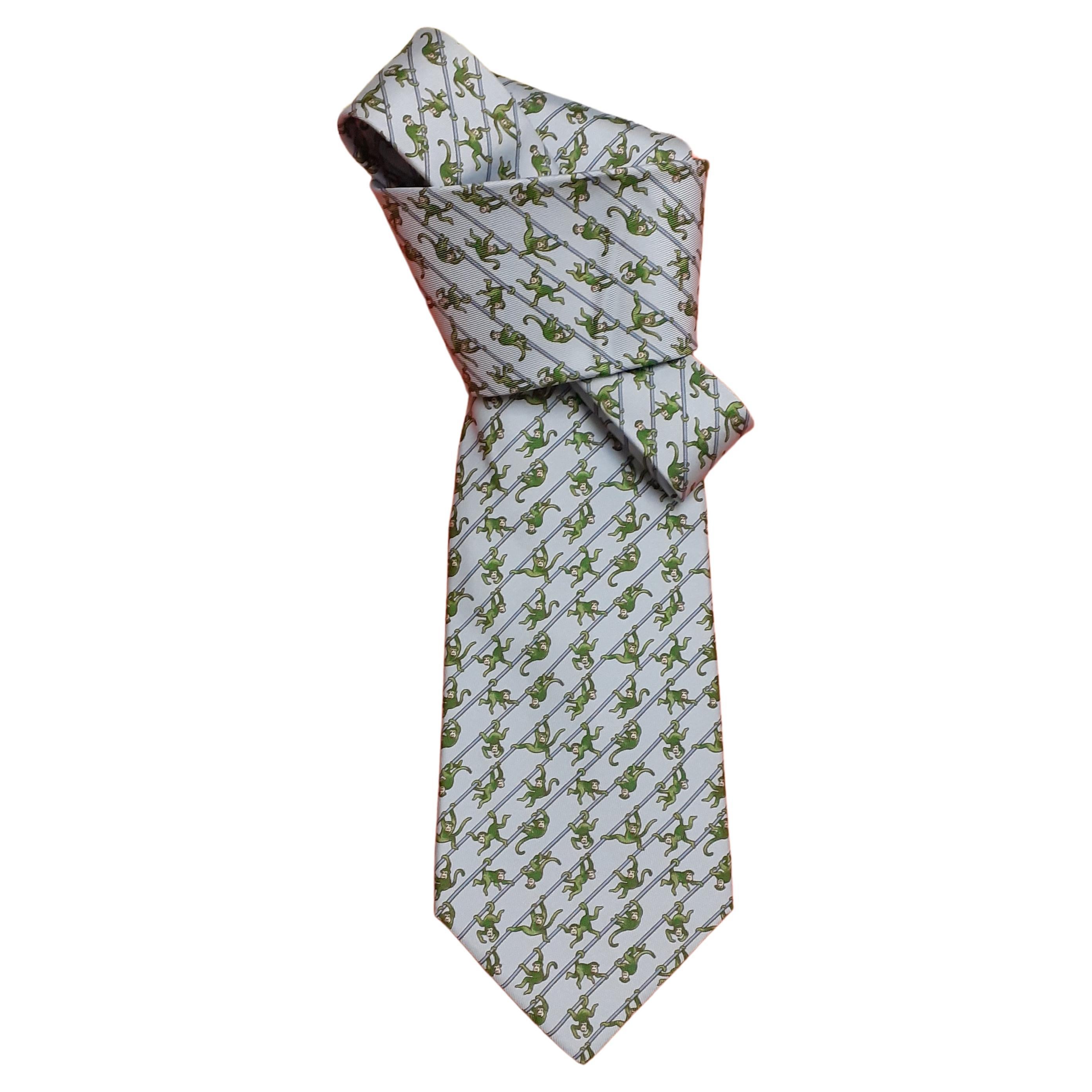 Cravate en soie Hermès super mignonne Imprimés de la famille des singes de Kala  en vente