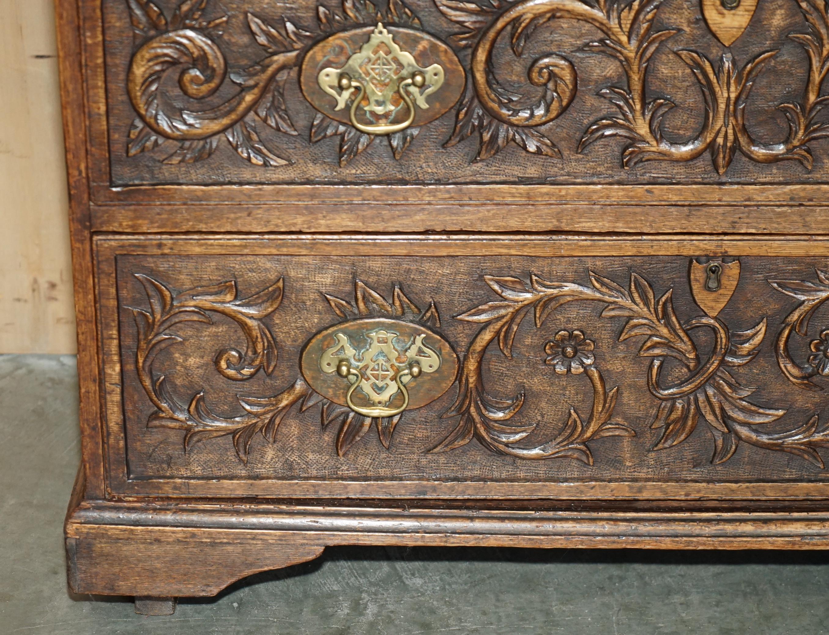 SUPER DECORATIVE ANTIQUE VICTORIAN ENGLISH OAK HEAVILY CARVED CHEST OF DRAWERs For Sale 4