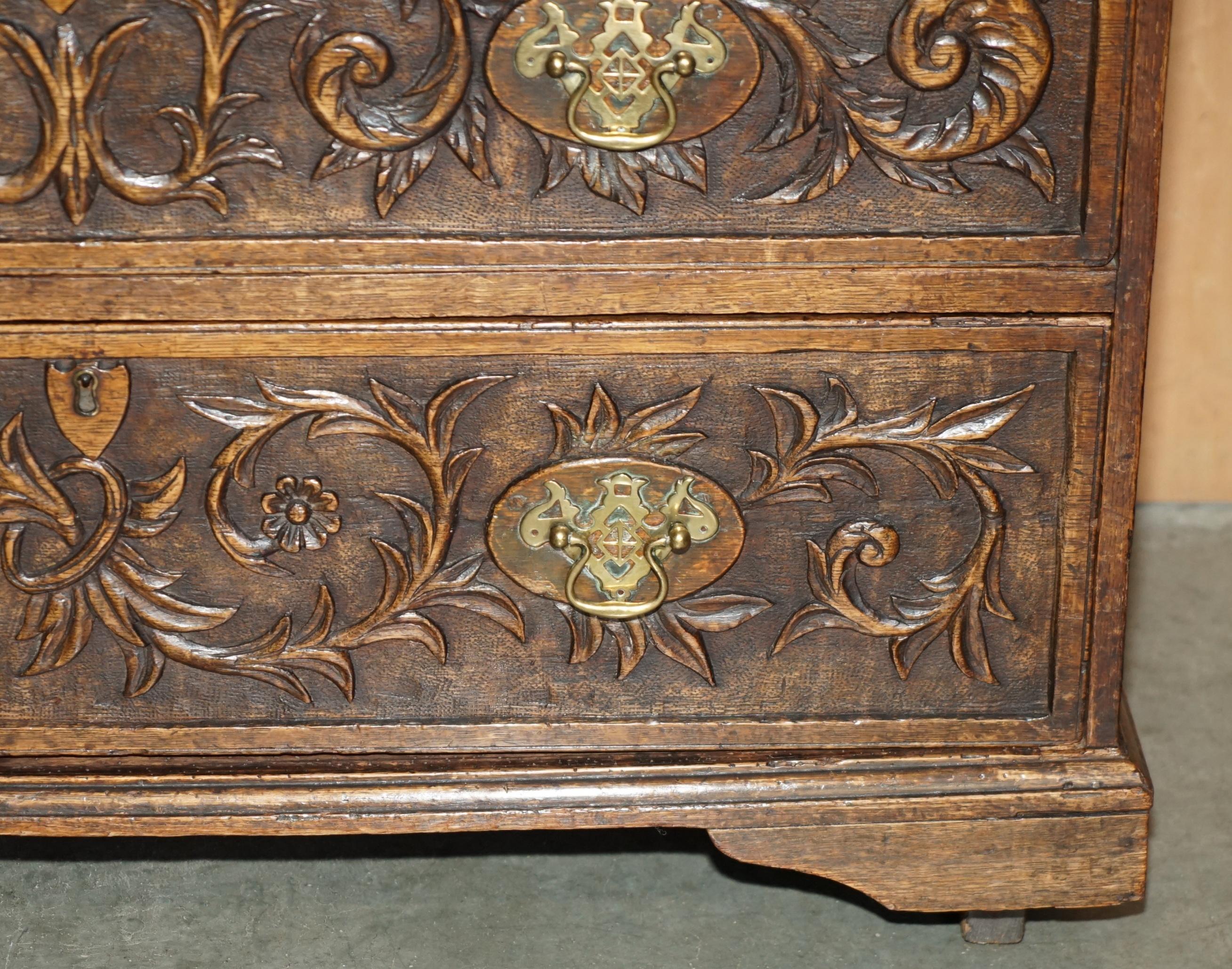 SUPER DECORATIVE ANTIQUE VICTORIAN ENGLISH OAK HEAVILY CARVED CHEST OF DRAWERs For Sale 5